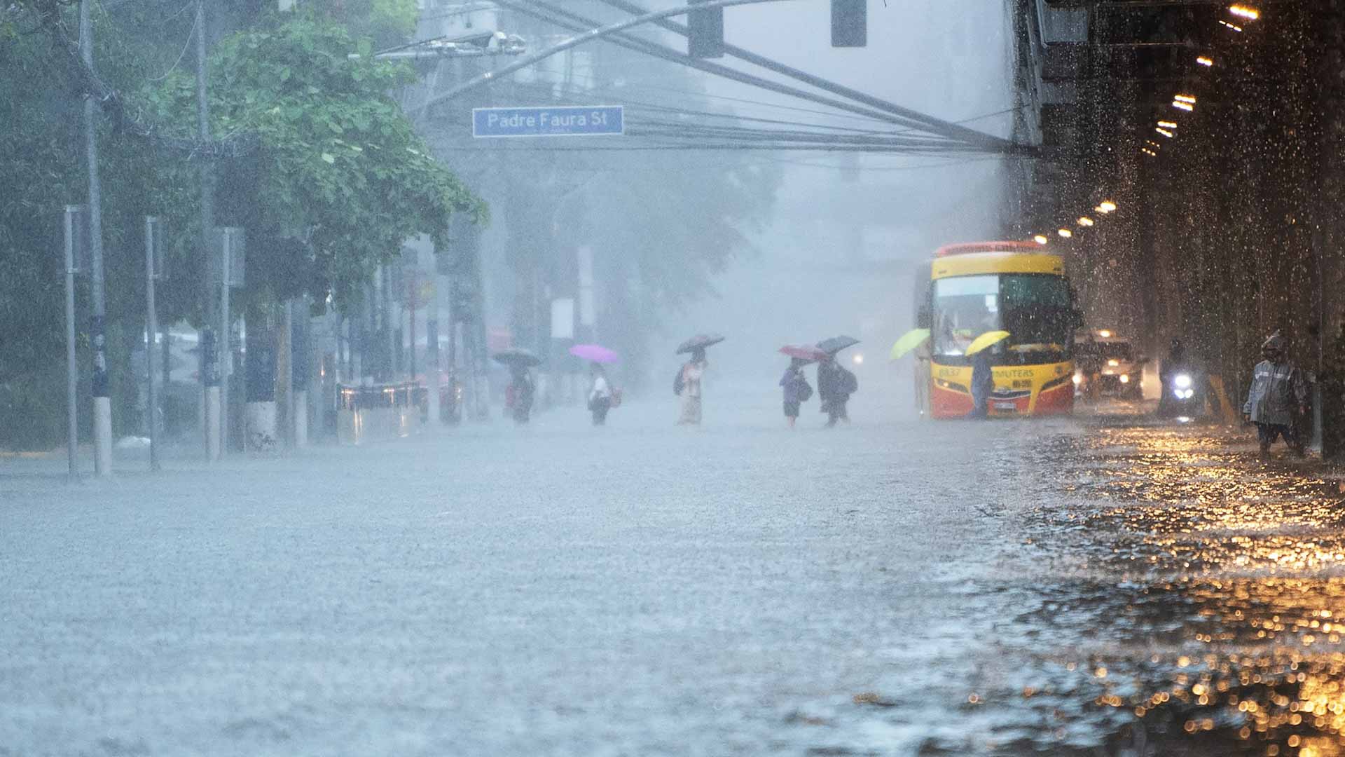 الفلبين تغلق المدارس وتلغي الرحلات الجوية مع اقتراب إعصار "كو-ماي" 