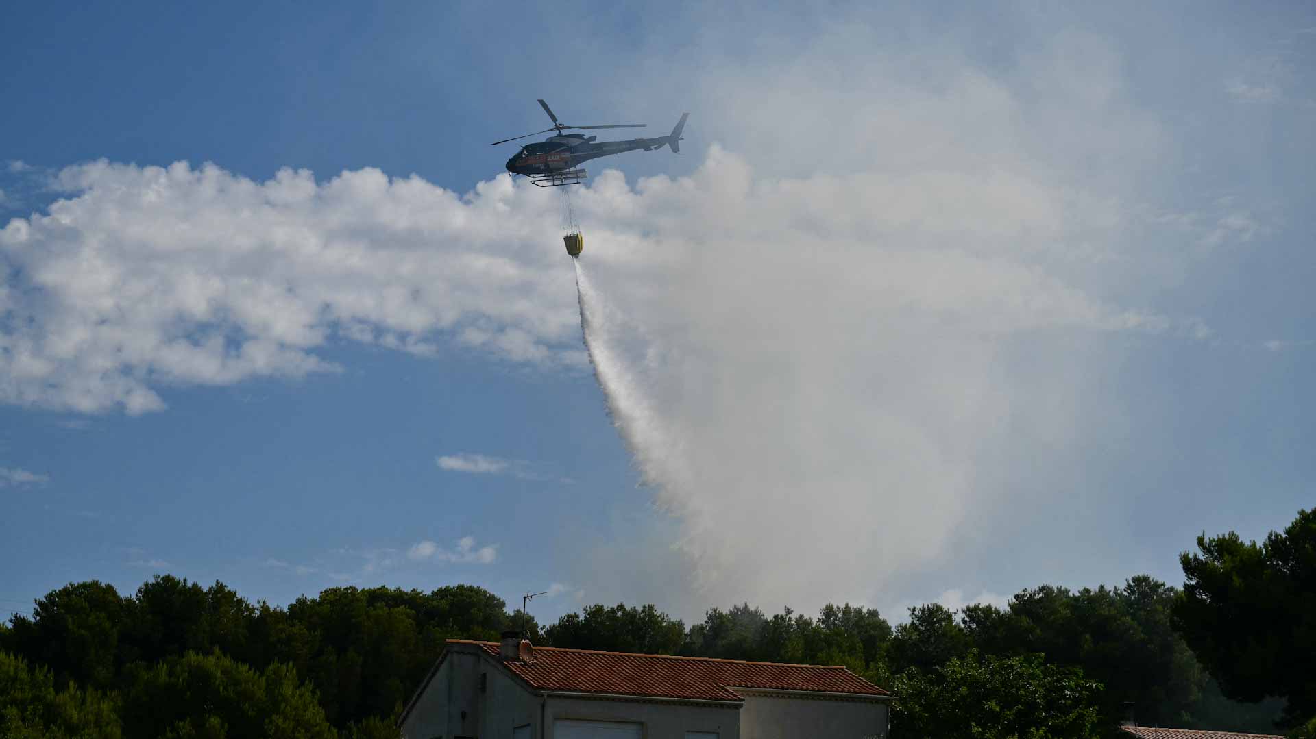 وسط حر شديد.. حريق غابات هائل يدمر منازل في قبرص ويودي بحياة شخصين  
