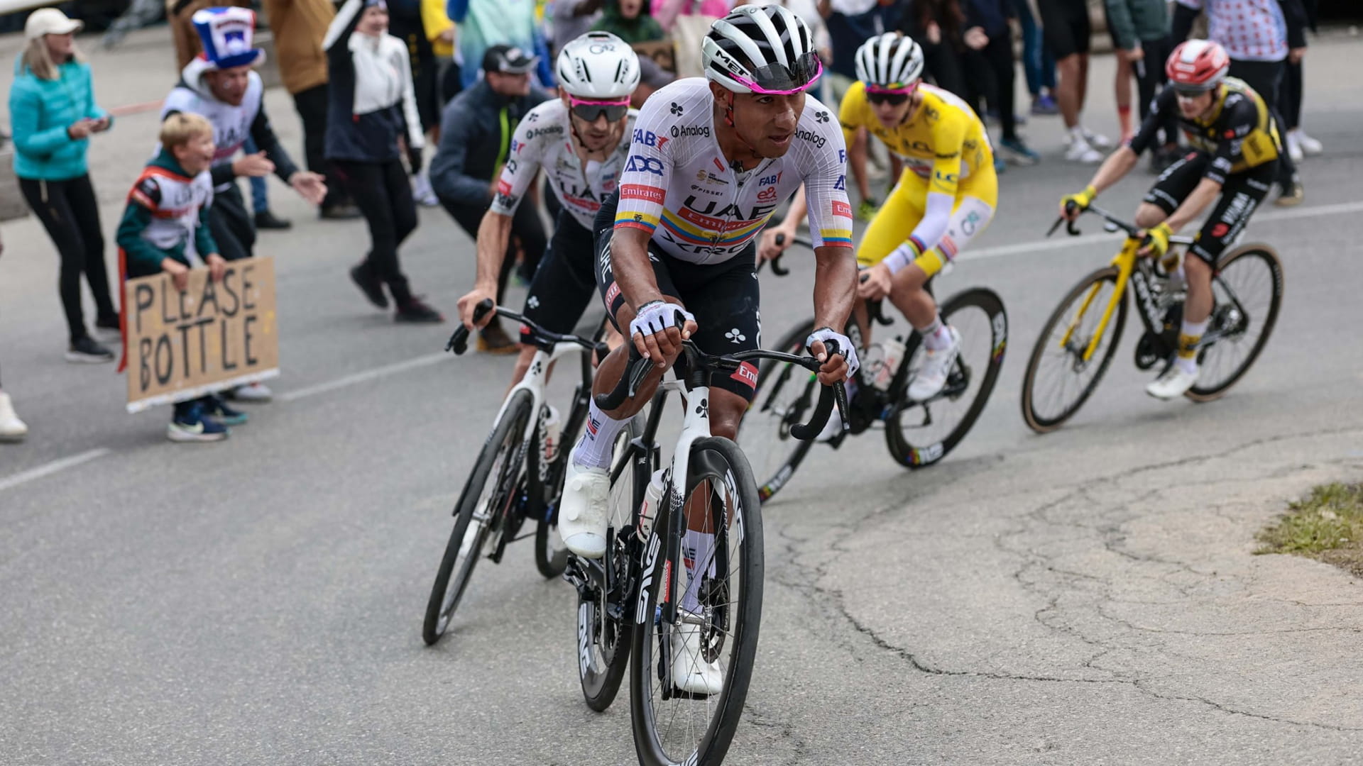 دراج فريق الإمارات يعزز صدارته لطواف فرنسا للدراجات الهوائية 