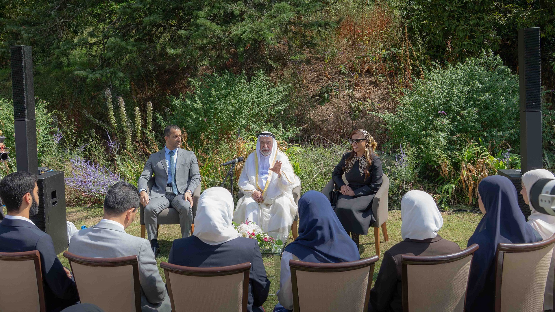 حاكم الشارقة يلتقي طلبة جامعة خورفكان المشاركين ببرنامج جامعة إكستر 