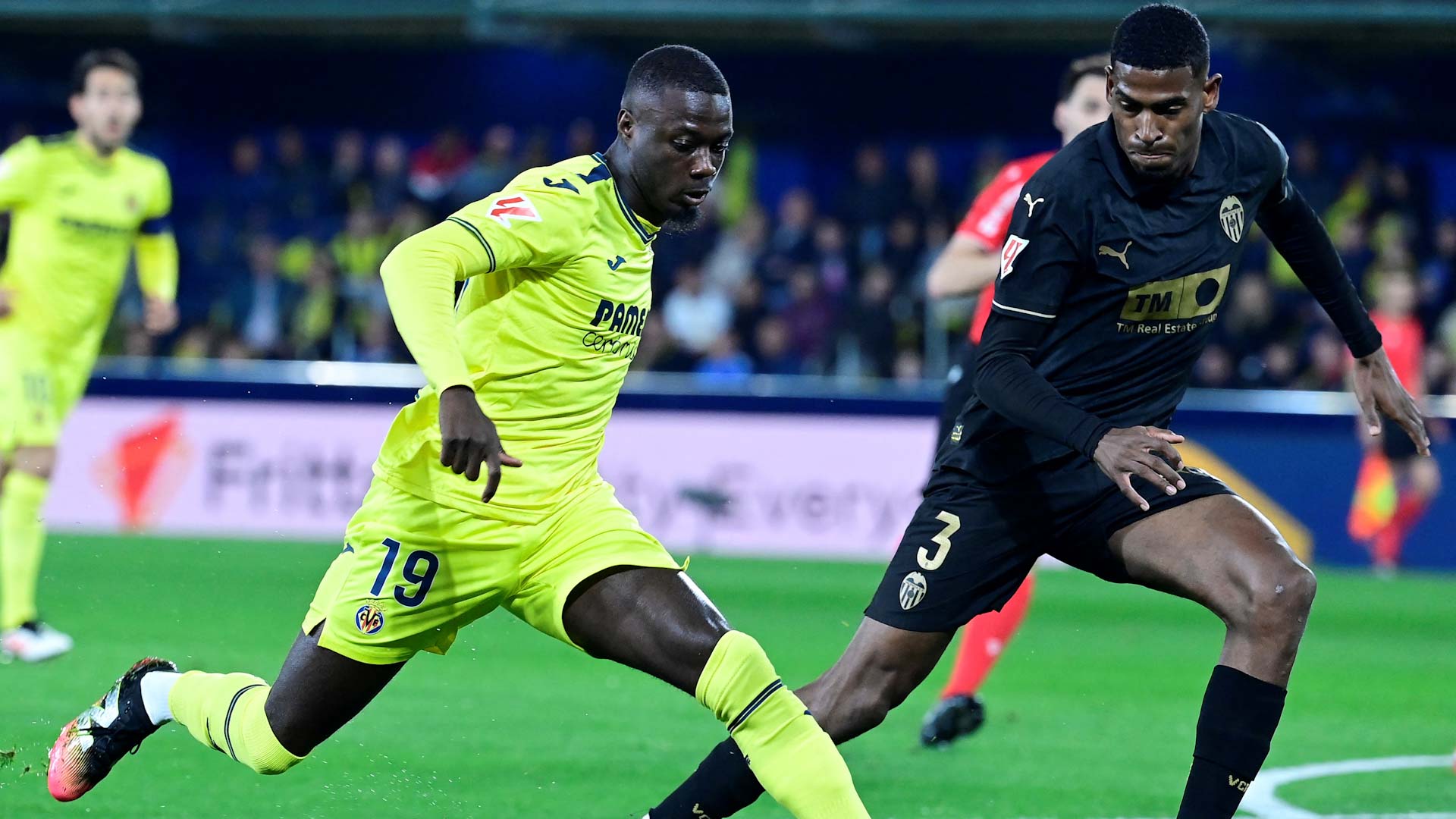 Arsenal sign Valencia defender Mosquera 