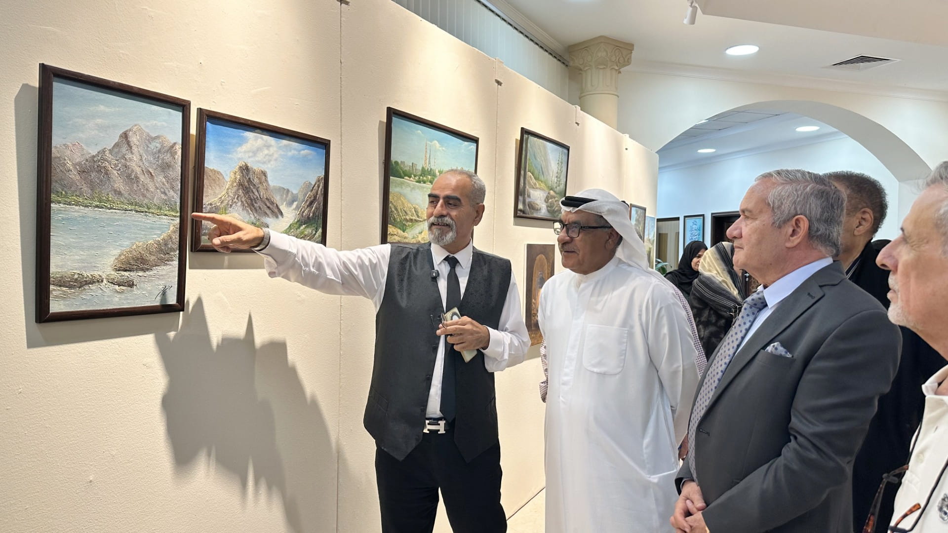 النادي الثقافي العربي في الشارقة يفتتح معرض "إيقاعات فراتية" 