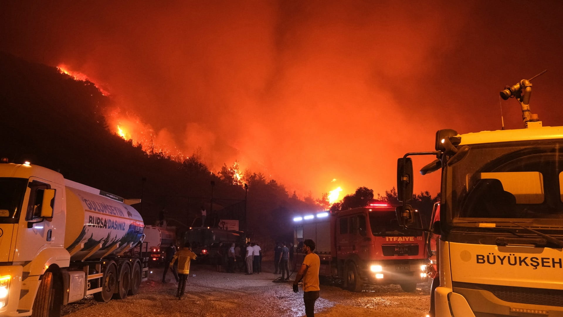 حرائق الغابات تجبر السلطات التركية على إجلاء آلاف السكان