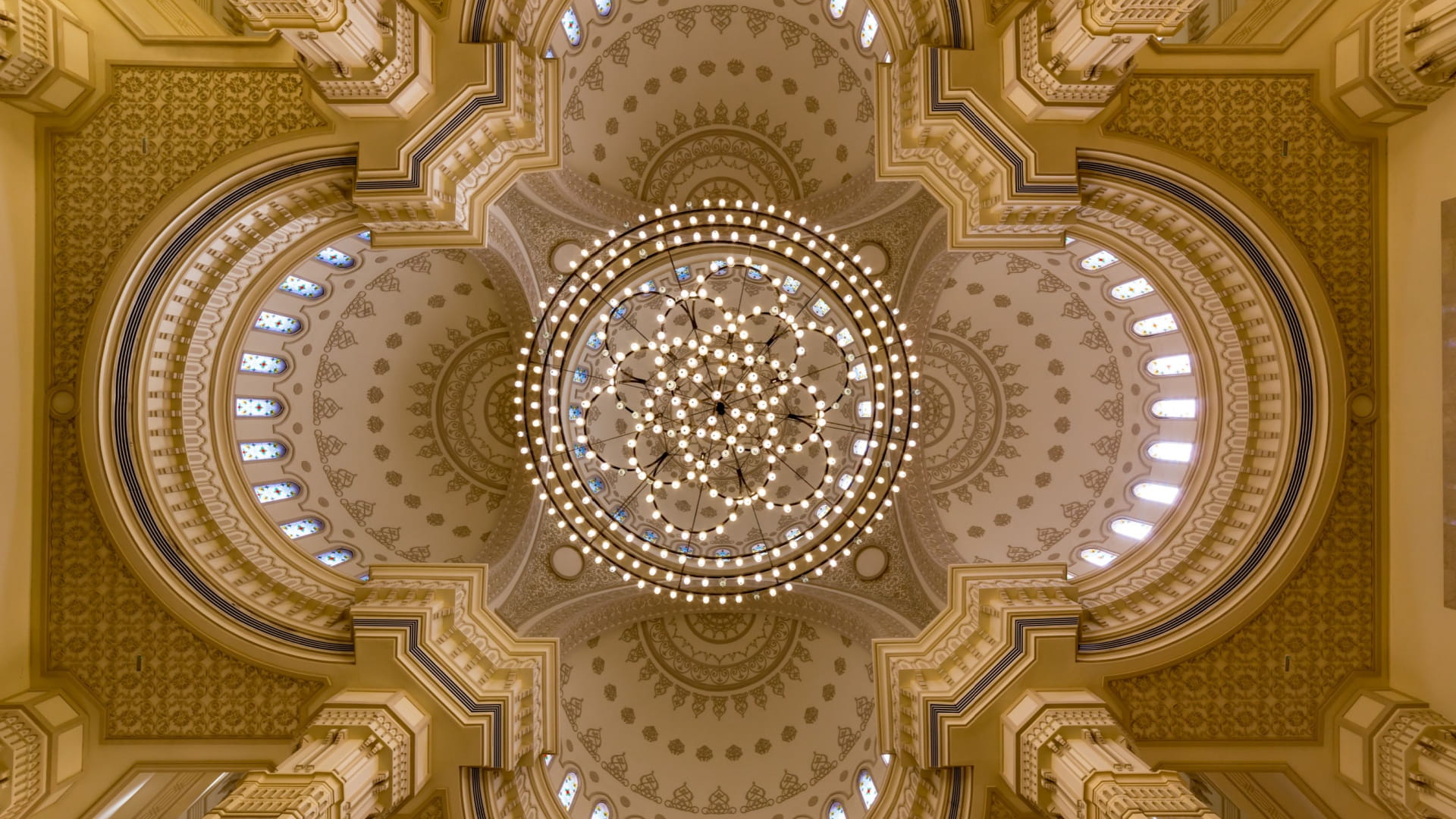 يسلط معرض الزخارف المعمارية في الشارقة الضوء على أهم الصور المشاركة في مسابقة التصوير الفوتوغرافي، والتي يعكس كل منها لمسة خاصة للمصوّر في إظهار جمالية أبرز المعالم ذات الطابع المميّز في البناء، والموجودة في الإمارة، كما يعدّ المعرض فرصة مذهلة لإقامة عدد من الورش ذات الصلة بمجال التصوير أيضاً. 