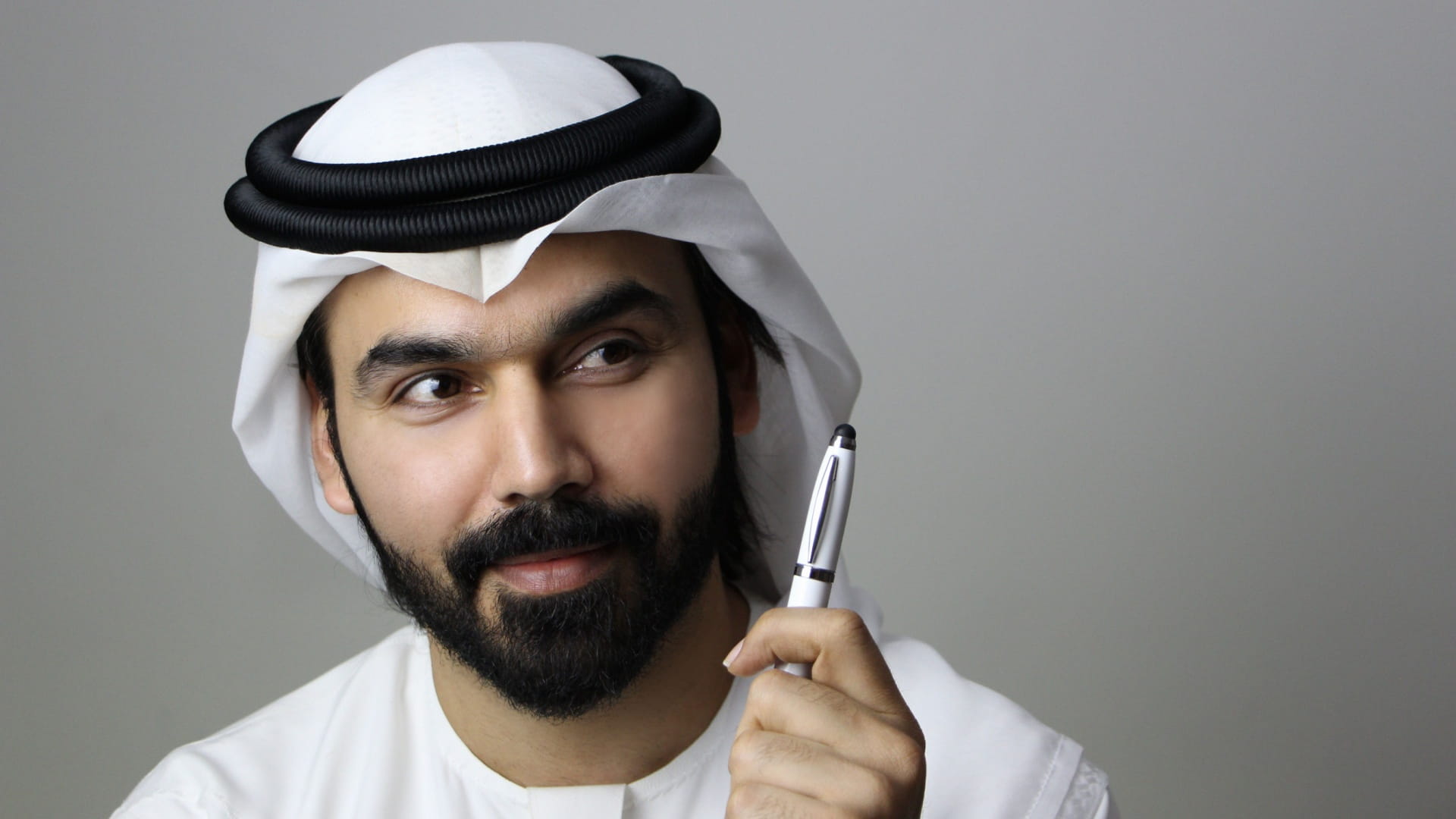 جائزة الشارقة للبحث النقدي التشكيلي.. فكر يُترجم الفن بعمق 