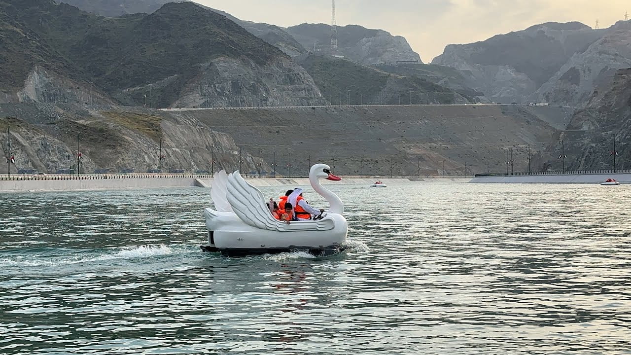 بحيرة الحفية في الشارقة.. جمال ترفيهي ووظيفة حيوية 