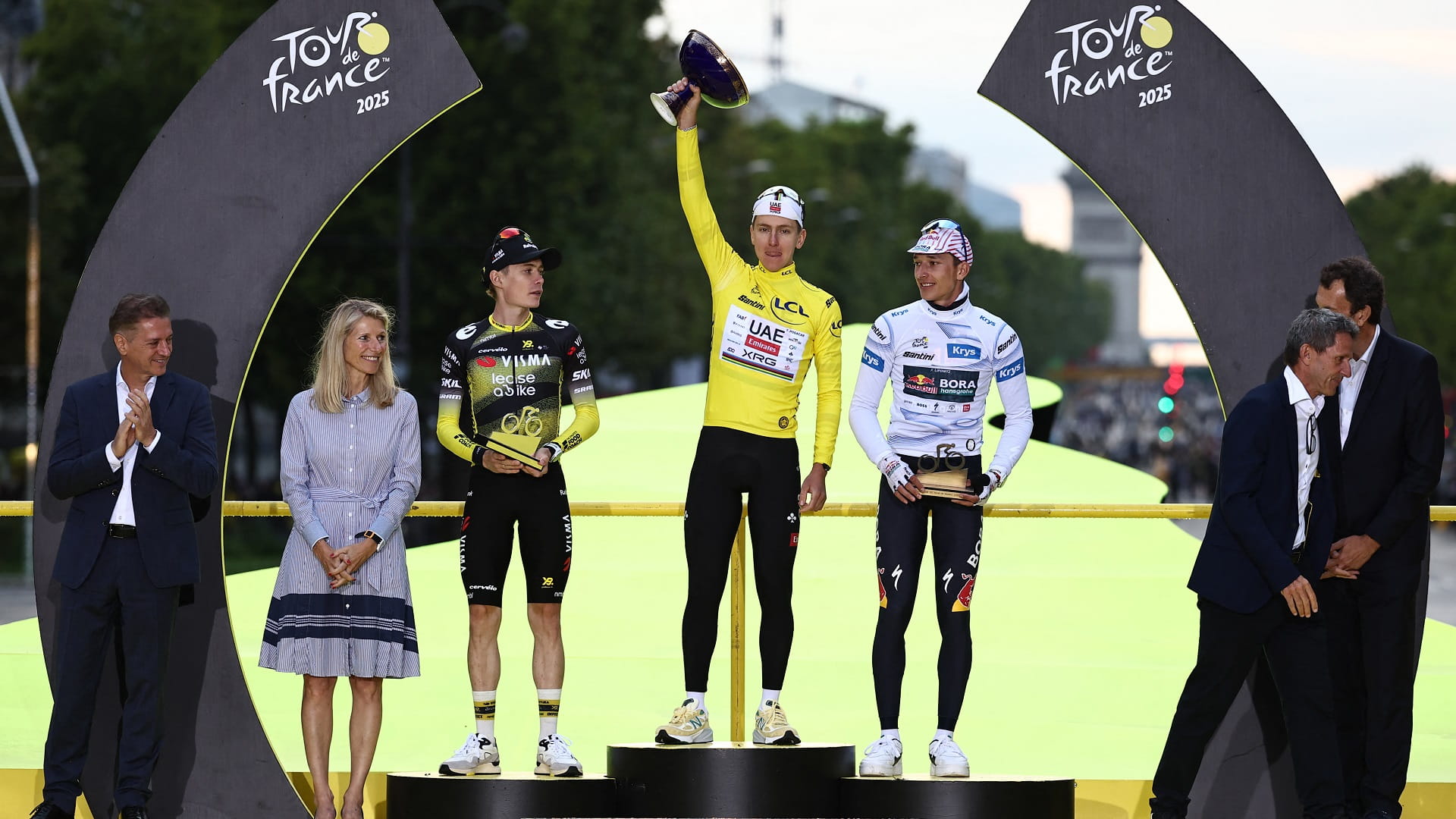 بوجاتشار يقود فريق الإمارات للفوز بطواف فرنسا للدراجات الهوائية 