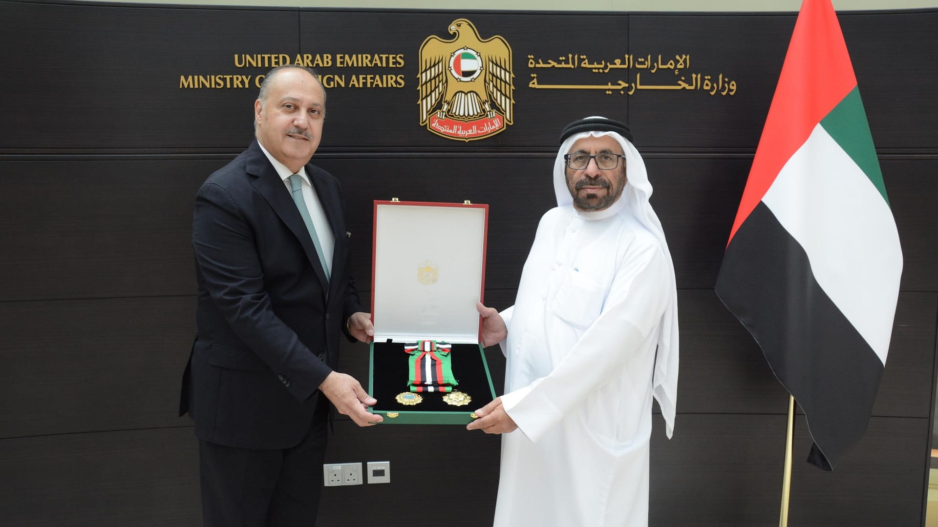 رئيس الدولة يمنح السفير الأردني وسام الاستقلال من الطبقة الأولى 