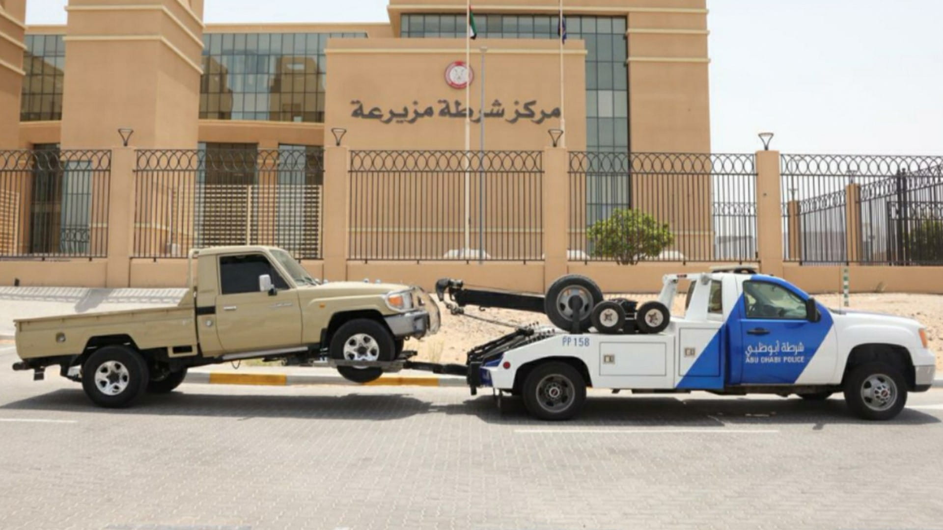 شرطة أبوظبي تضبط سائقين متهورين استعرضوا بمركباتهم على طرقات ليوا 