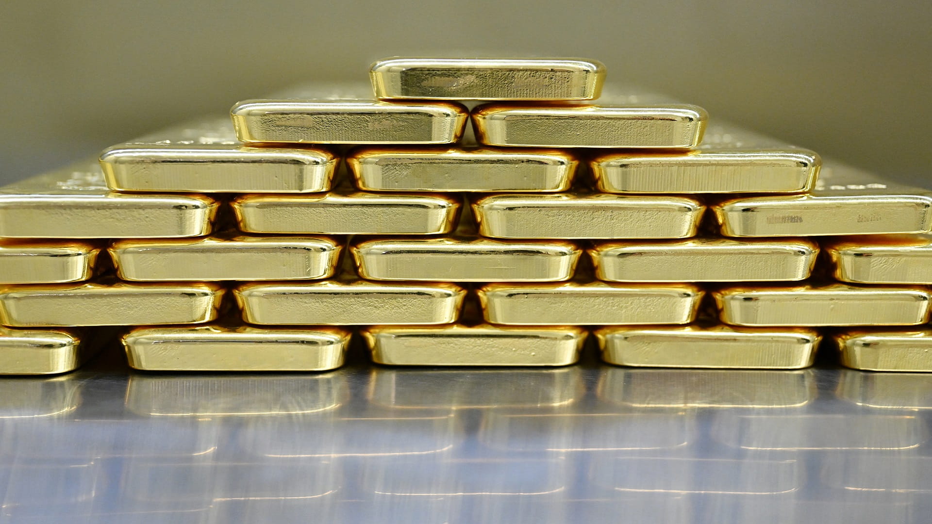 الذهب يتراجع إلى أدنى مستوى في قرابة أسبوعين  