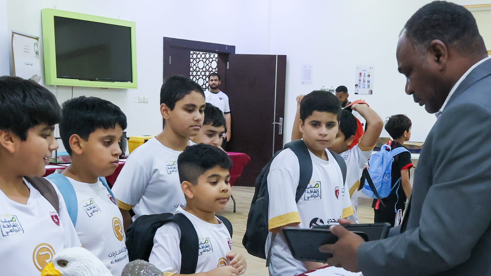 نادي الحمرية يثري معارف منتسبي نشاطه الصيفي بورش تفاعلية 