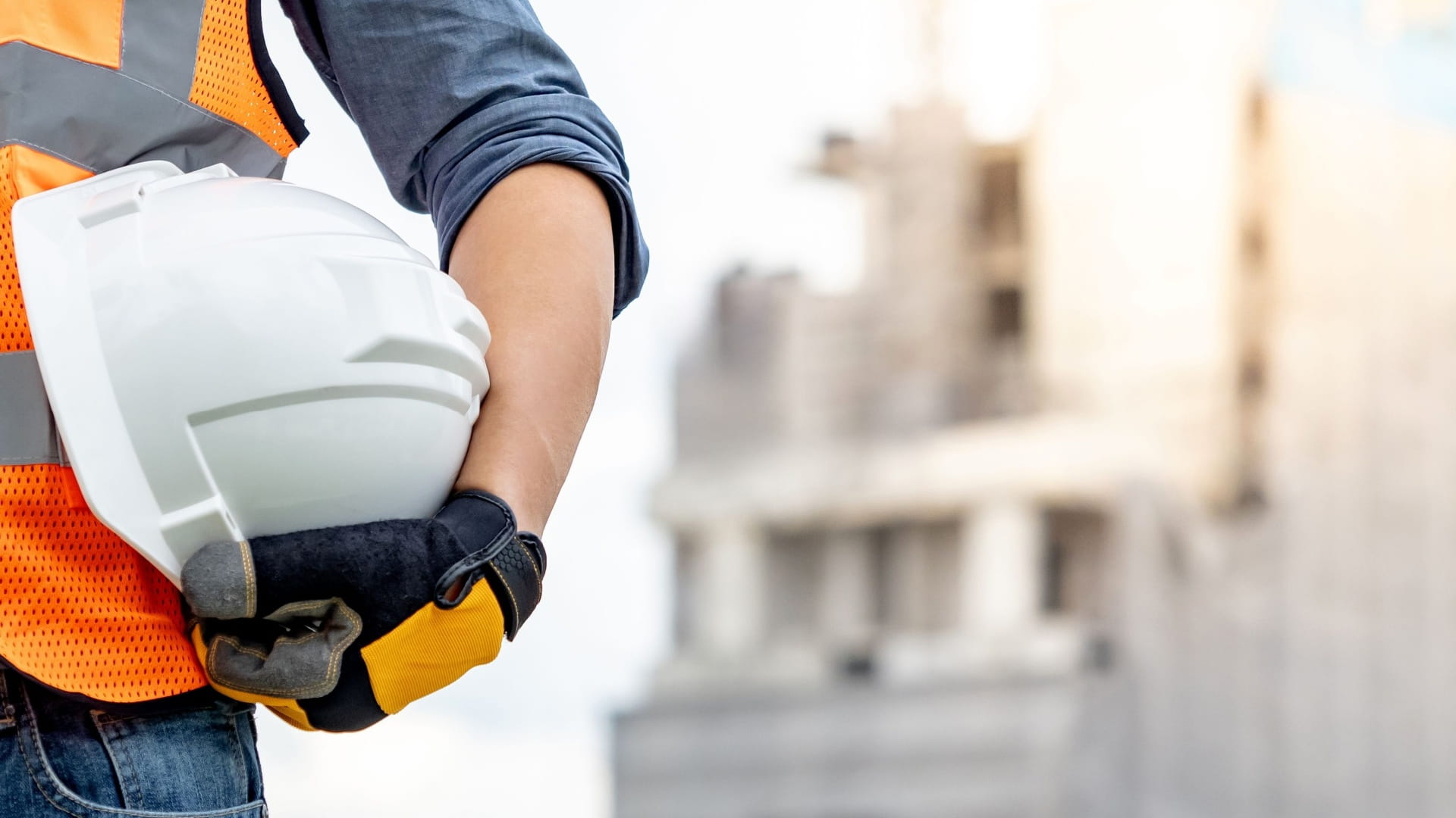 الشارقة تعزز السلامة الصناعية والمهنية وترتقي بمعايير الأمان 