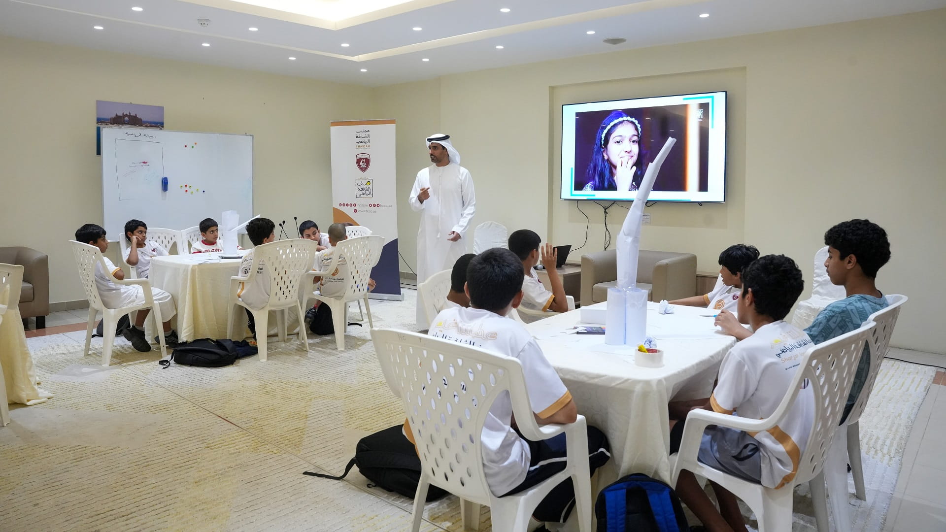 نادي الحمرية يعرّف منتسبي نشاطه الصيفي بتقنيات الذكاء الاصطناعي 