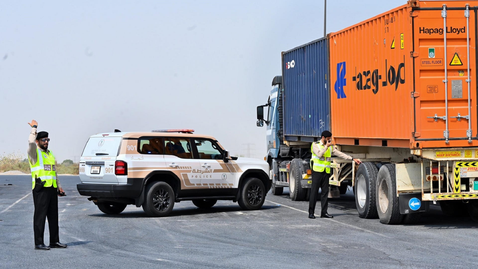 شرطة الشارقة تواصل جهود تعزيز أمن الطرق والسلامة المرورية 