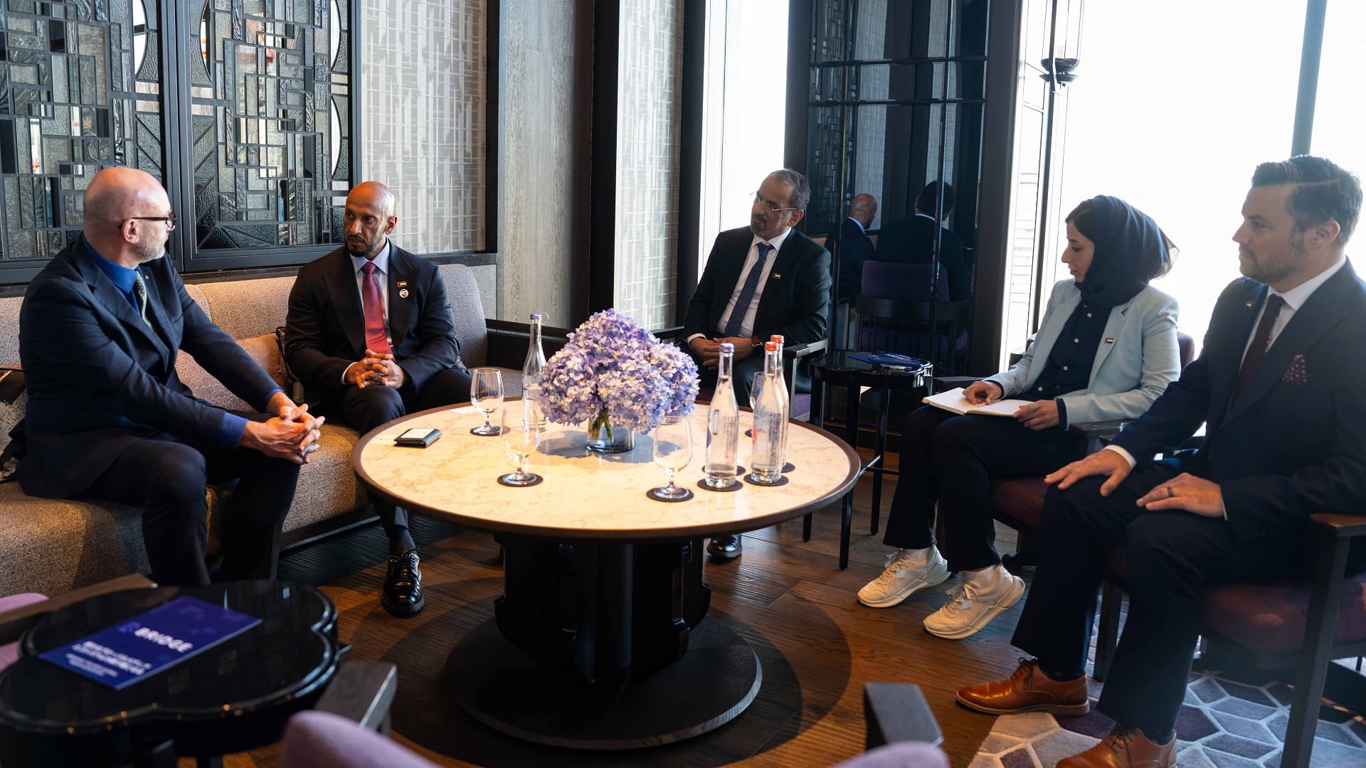 عبد الله آل حامد يبحث في أوساكا الاستعدادات لعقد قمة بريدج بأبوظبي