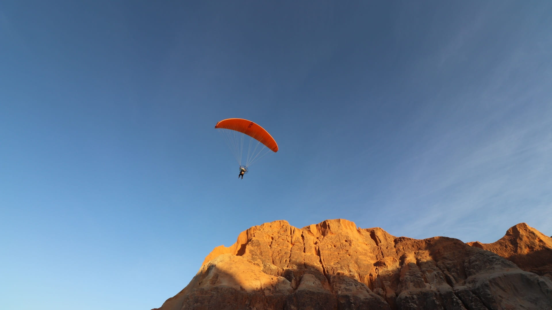 مركز مغامرات السماء.. تجربة استثنائية لعشاق الطيران الشراعي