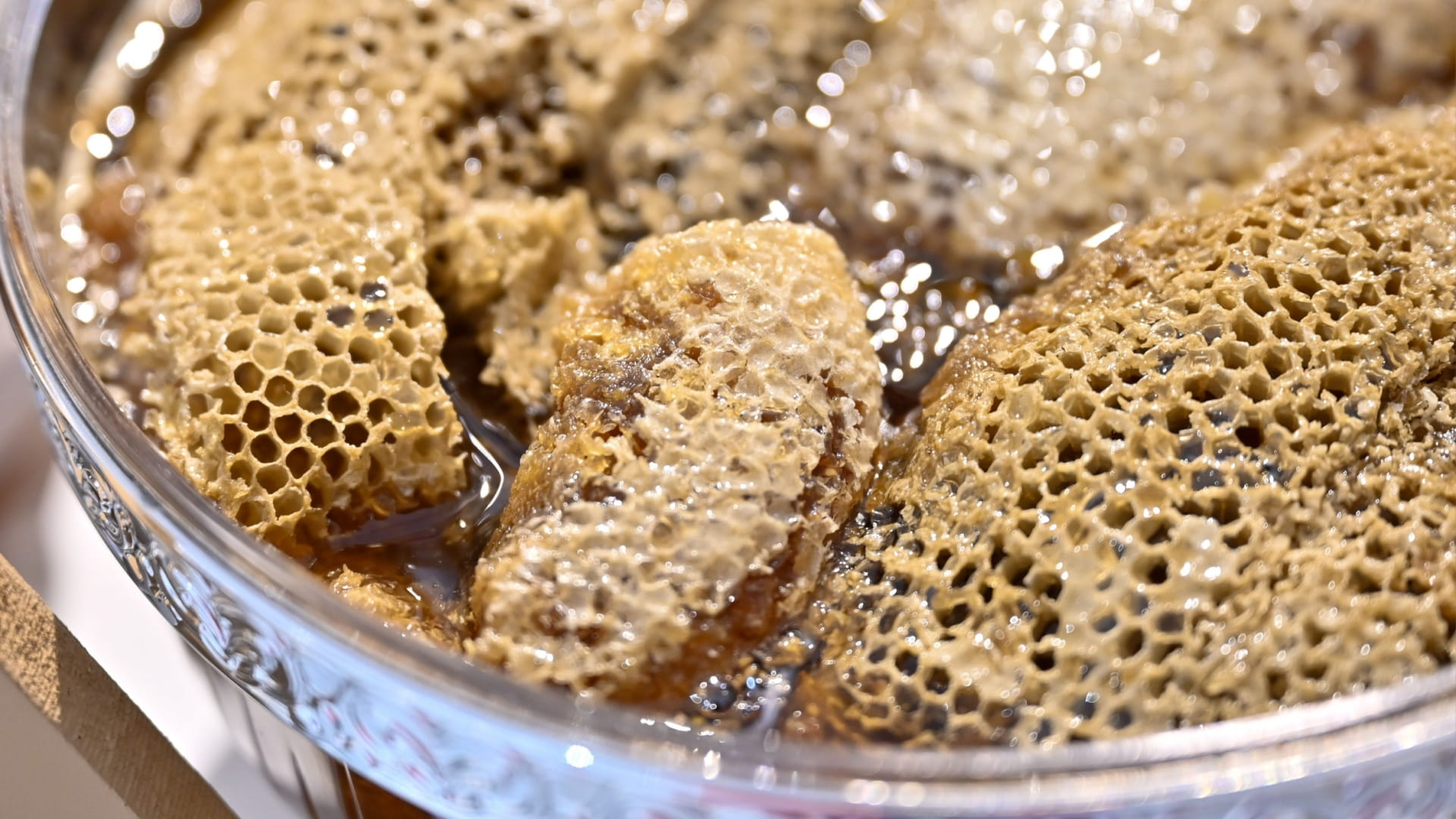 مهرجان الذيد للعسل.. منصة تدعم الاقتصاد المحلي