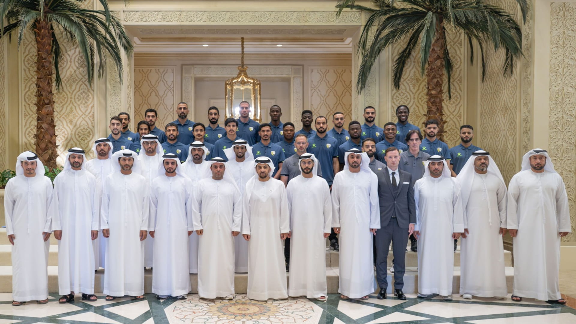 صورة بعنوان: حمدان بن زايد يستقبل فريق الظفرة ويهنئهم بالصعود إلى دوري أدنوك 