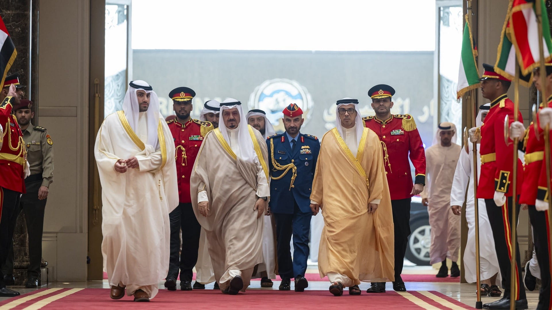 صورة بعنوان: منصور بن زايد يغادر الكويت في ختام زيارته الرسمية 