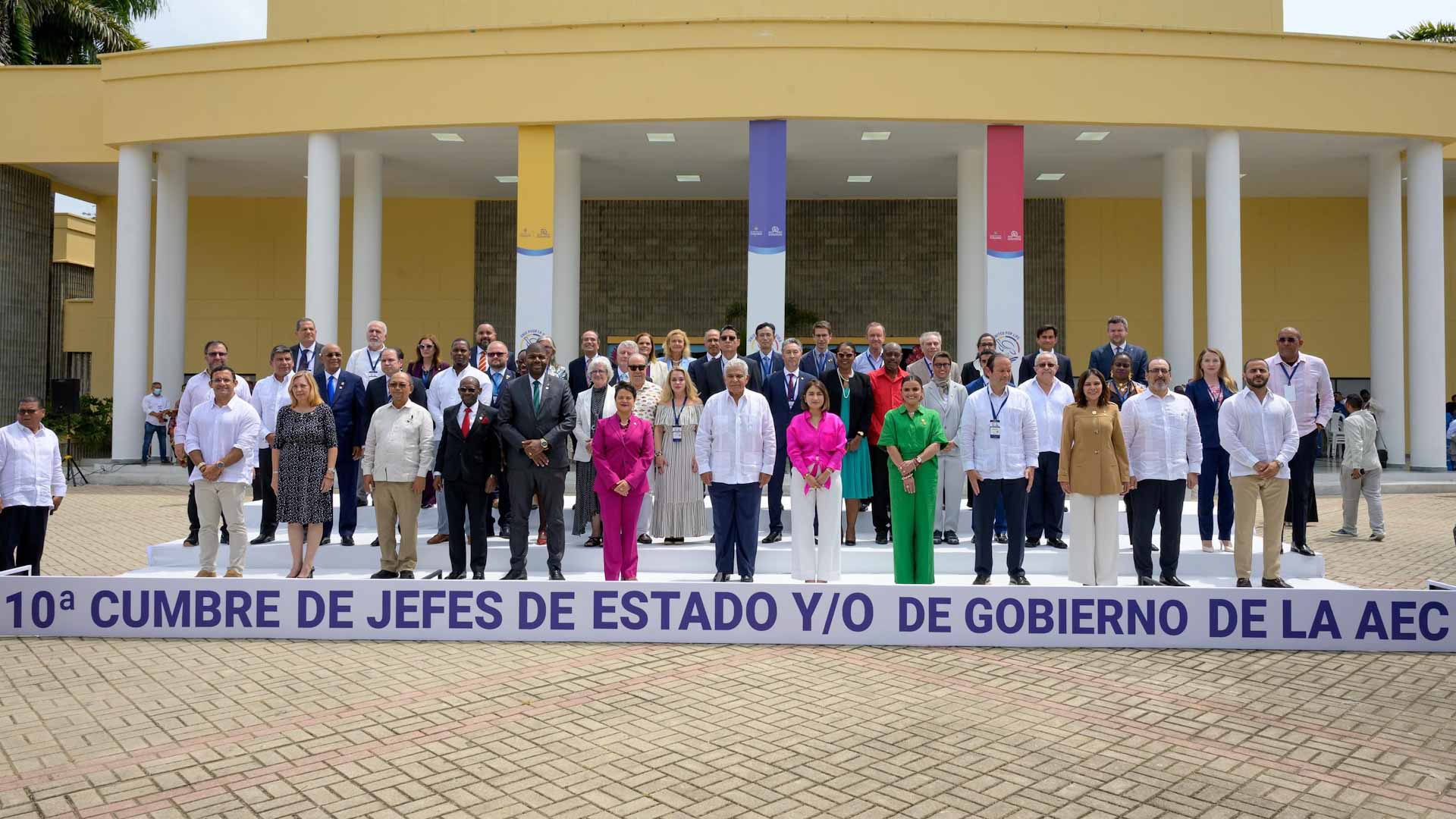 نورة الكعبي تحضر قمة رؤساء دول وحكومات رابطة دول الكاريبي 