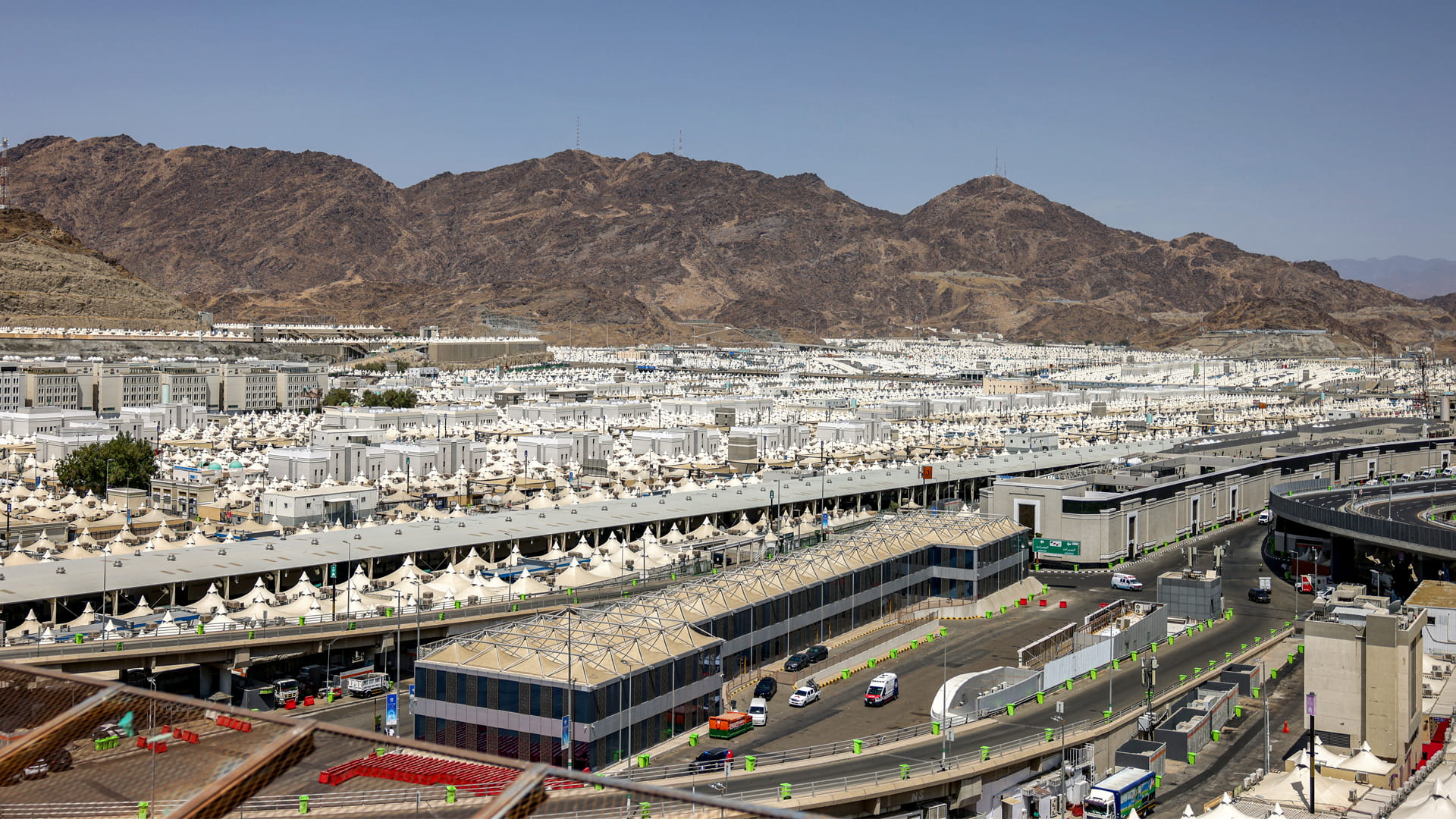 لقضاء يوم التروية... ضيوف الرحمن يتوافدون إلى مشعر منى 