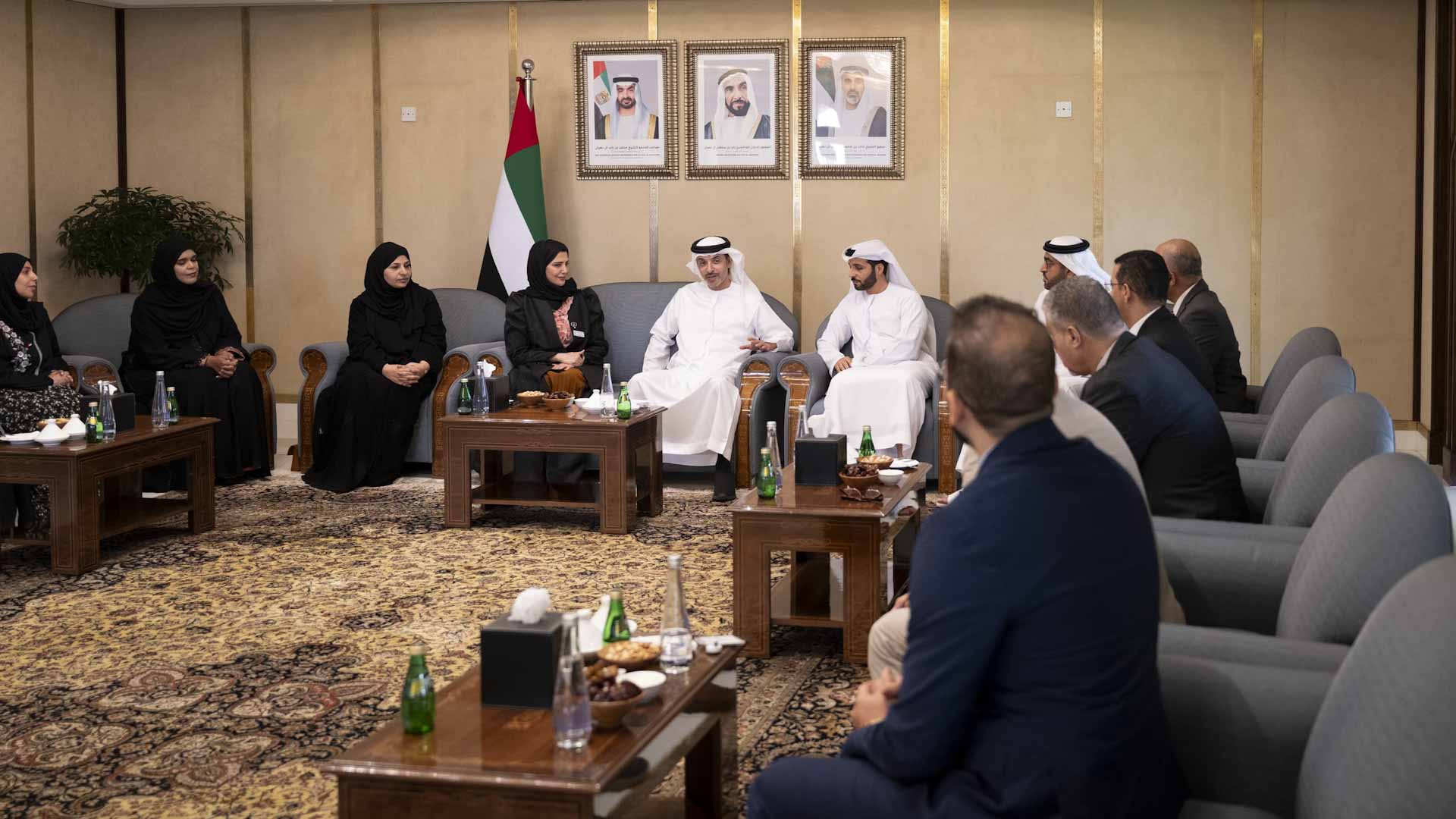 هزاع بن زايد يستقبل الفائزين بالدورة الـ 18 لجائزة خليفة التربوية  