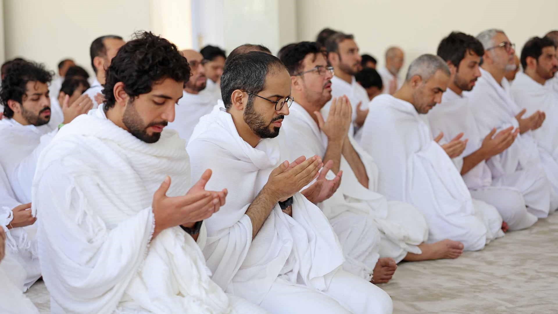 صورة بعنوان: حجاج الدولة يقفون على صعيد عرفات لأداء ركن الحج الأعظم 