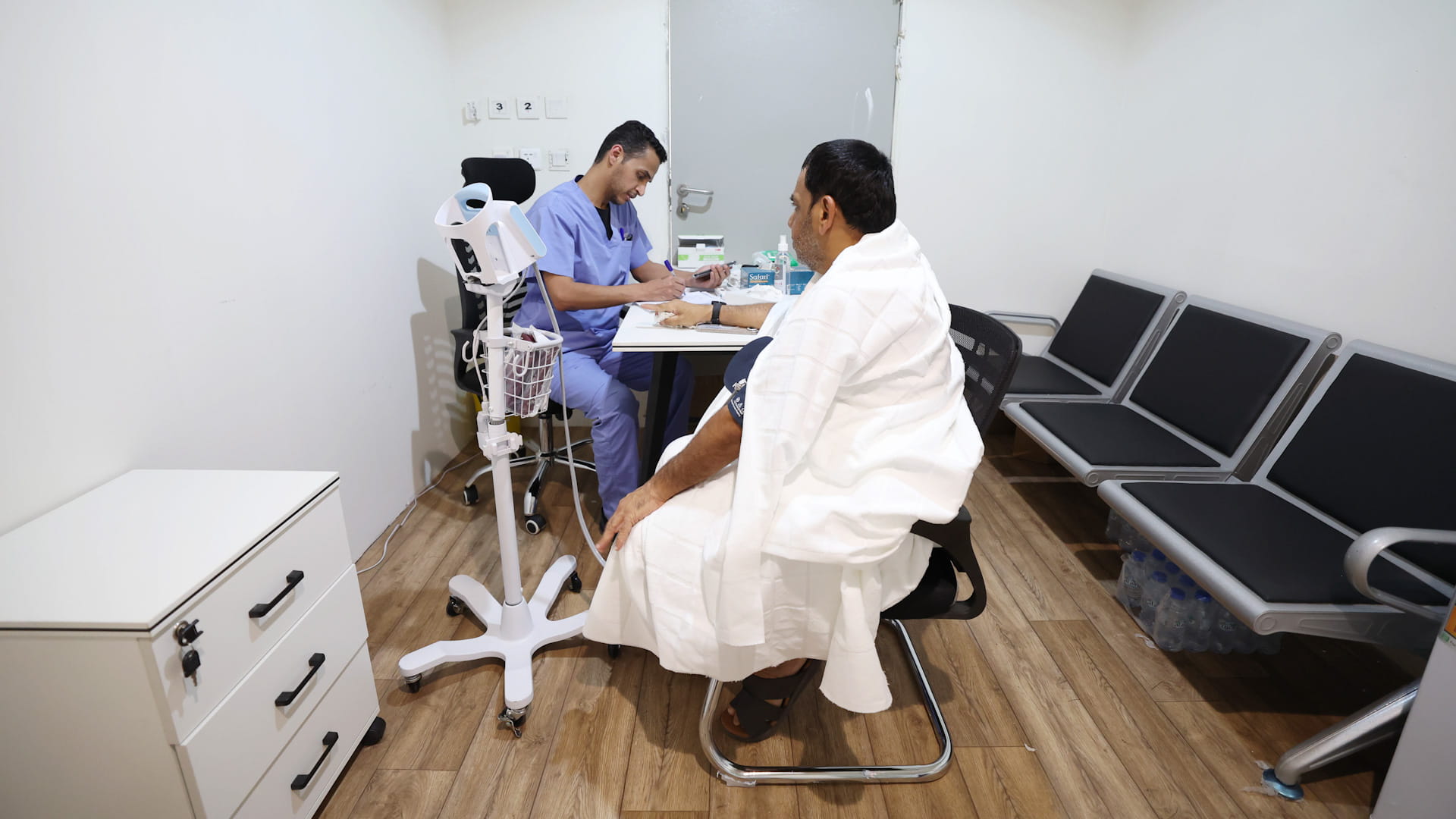 الفرق الطبية تواصل تقديم خدماتها مع توافد حجاج الدولة على مشعر منى