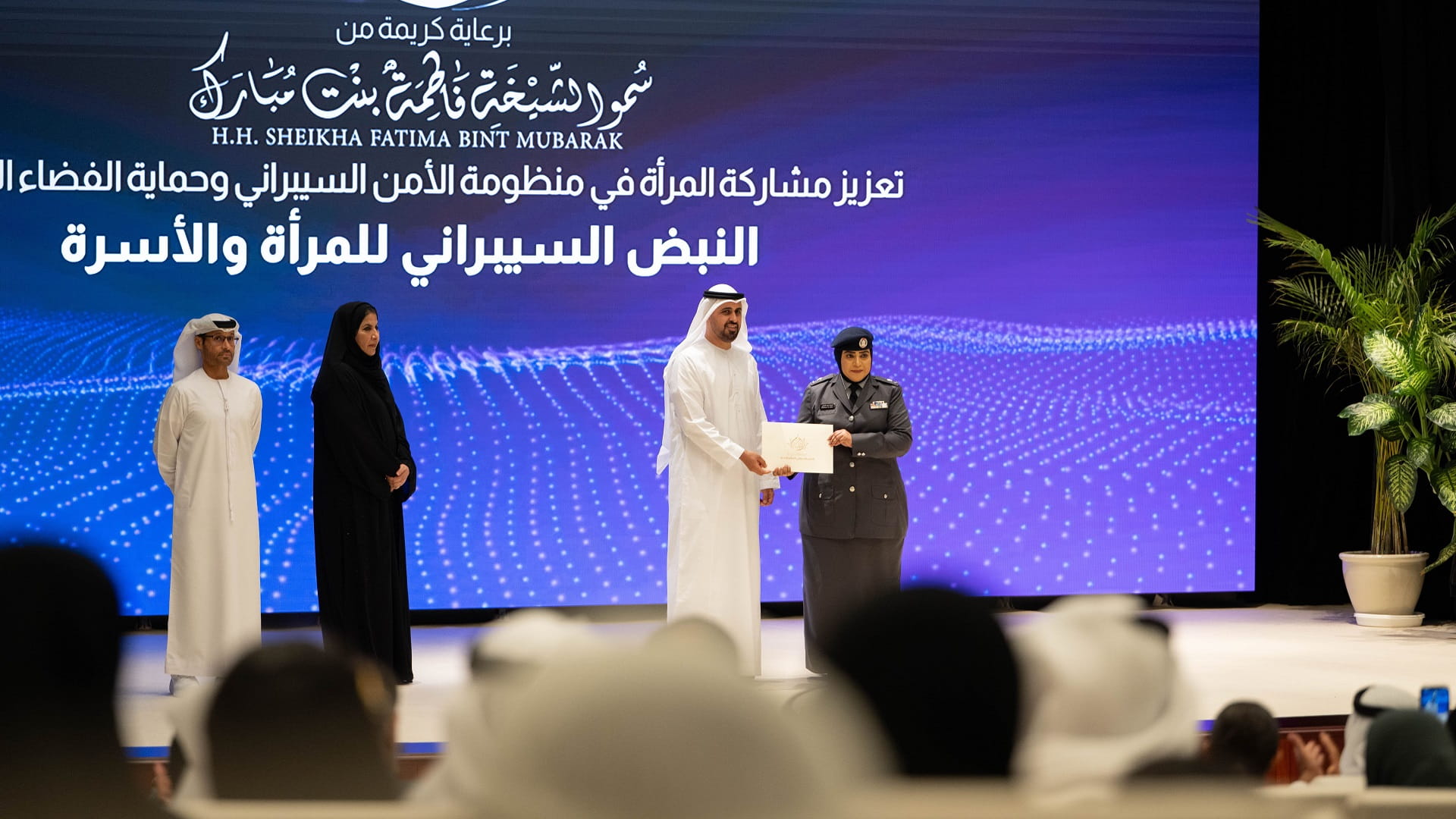 ذياب بن محمد بن زايد يكرّم 3 منتسبات بشرطة أبوظبي  