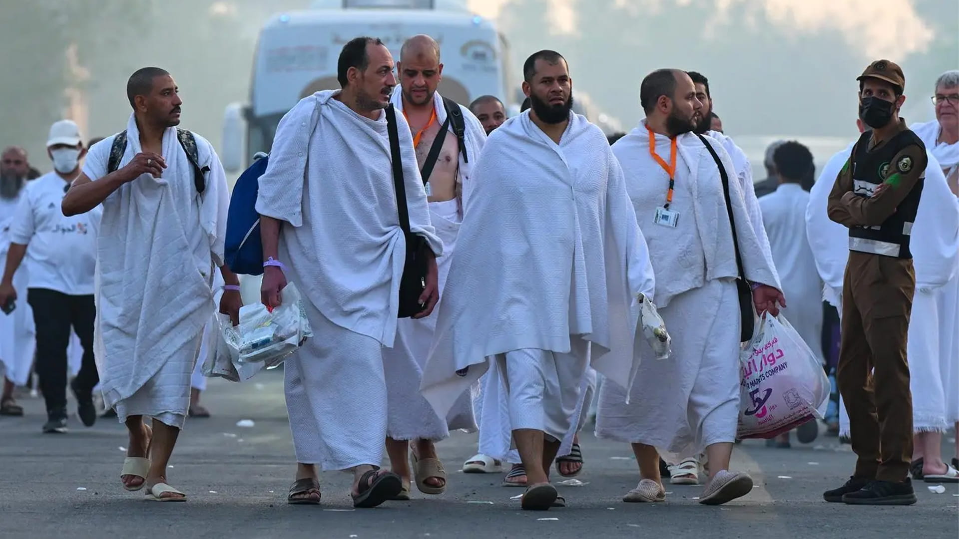 في خشوع .. ضيوف الرحمن يتوافدون إلى عرفات لأداء ركن الحج الأعظم 