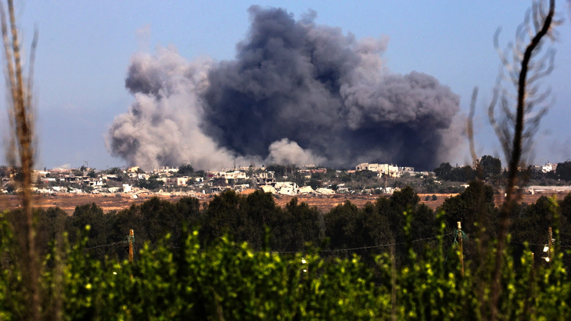 استشهاد 42 فلسطينياً وإصابة العشرات بقصف إسرائيلي على غزة 