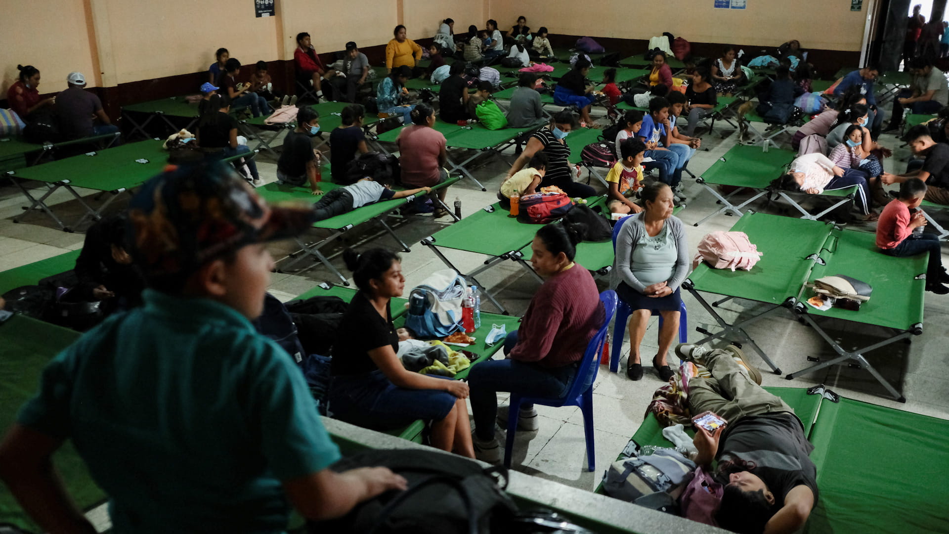 ثوران بركان فويجو في جواتيمالا يدفع السلطات لإجلاء 700 شخص 