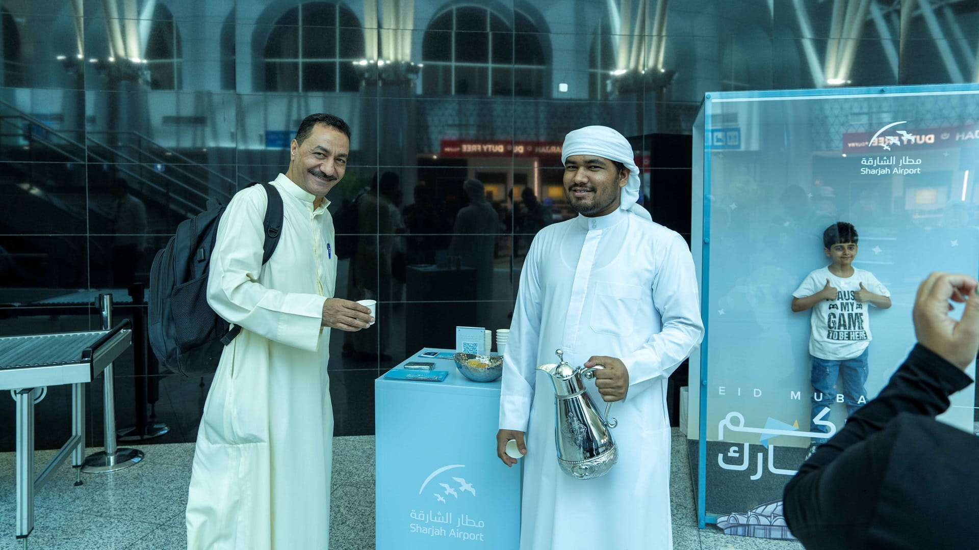 مطار الشارقة يشارك مسافريه فرحة عيد الأضحى بأجواءٍ احتفالية أصيلة