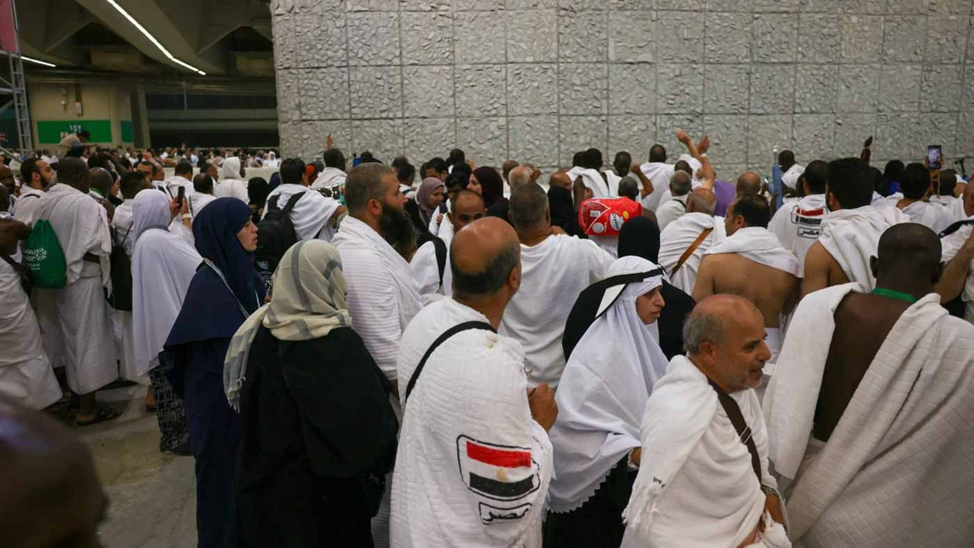 Pilgrims cast stones at Jamarat on first day of Tashreeq