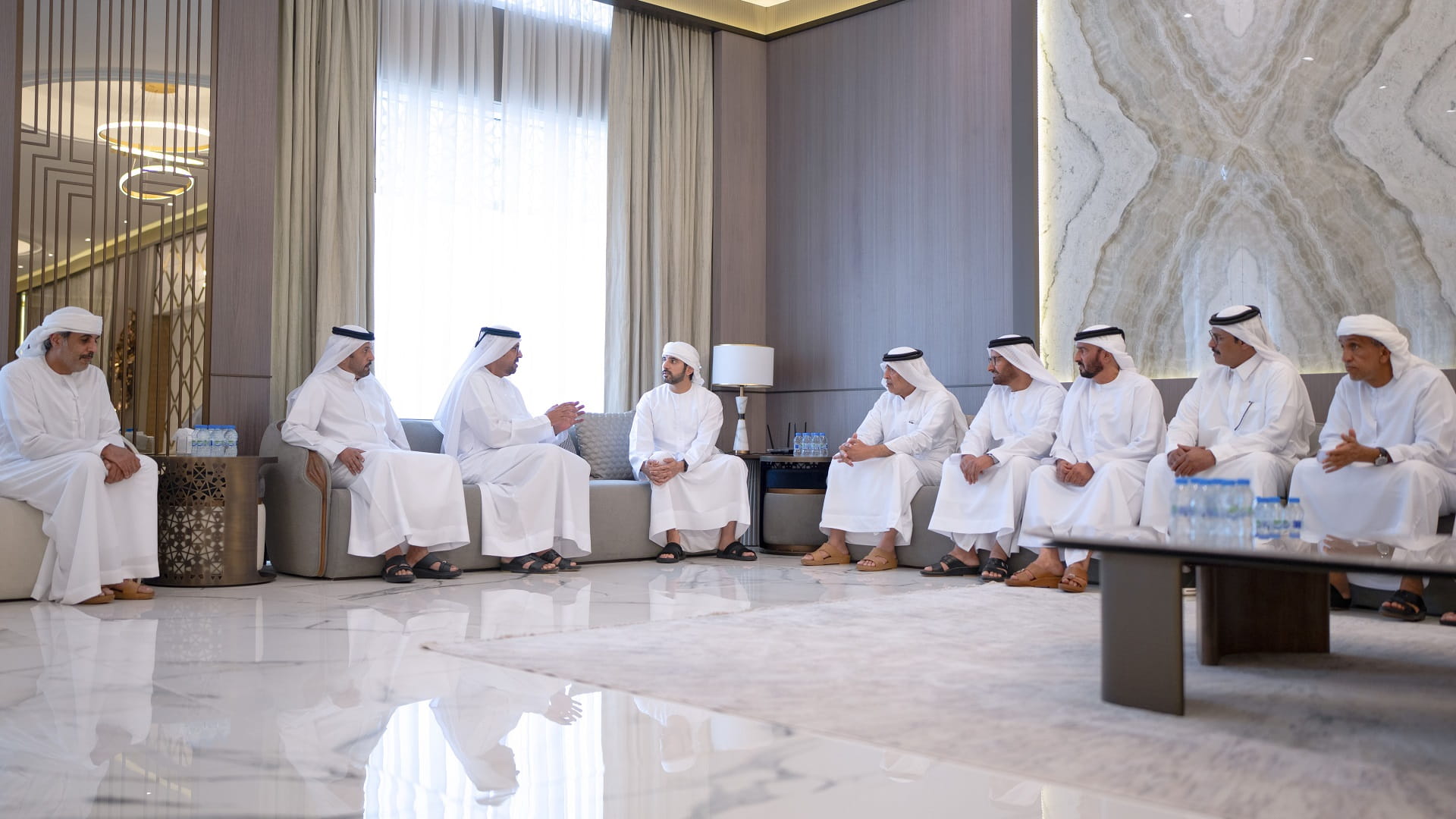 حمدان بن محمد يقدم واجب العزاء بوفاة والدة راشد ثاني المطروشي 