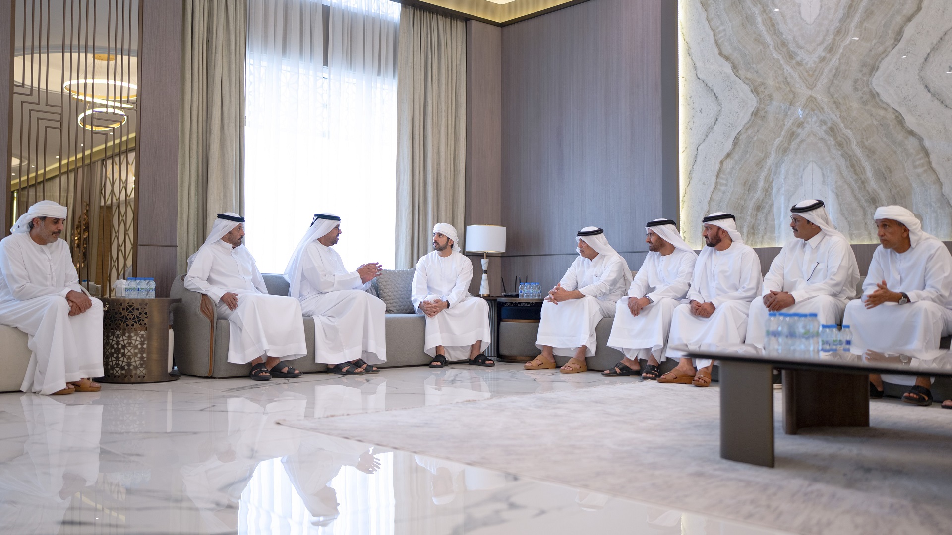 حمدان بن محمد يقدم واجب العزاء بوفاة والدة راشد ثاني المطروشي 