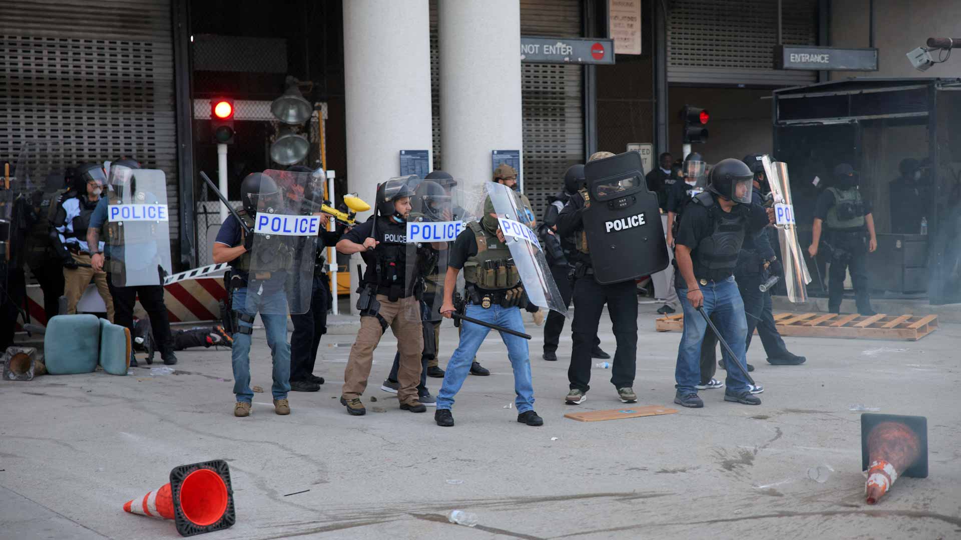 مواجهة عنيفة بين الشرطة ومحتجين بلوس أنجليس بعد مداهمات على الهجرة 