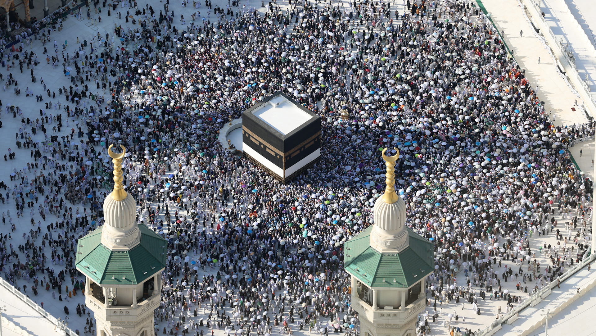 الحجاج المتعجلون يؤدون طواف الوداع بيسر وطمأنينة