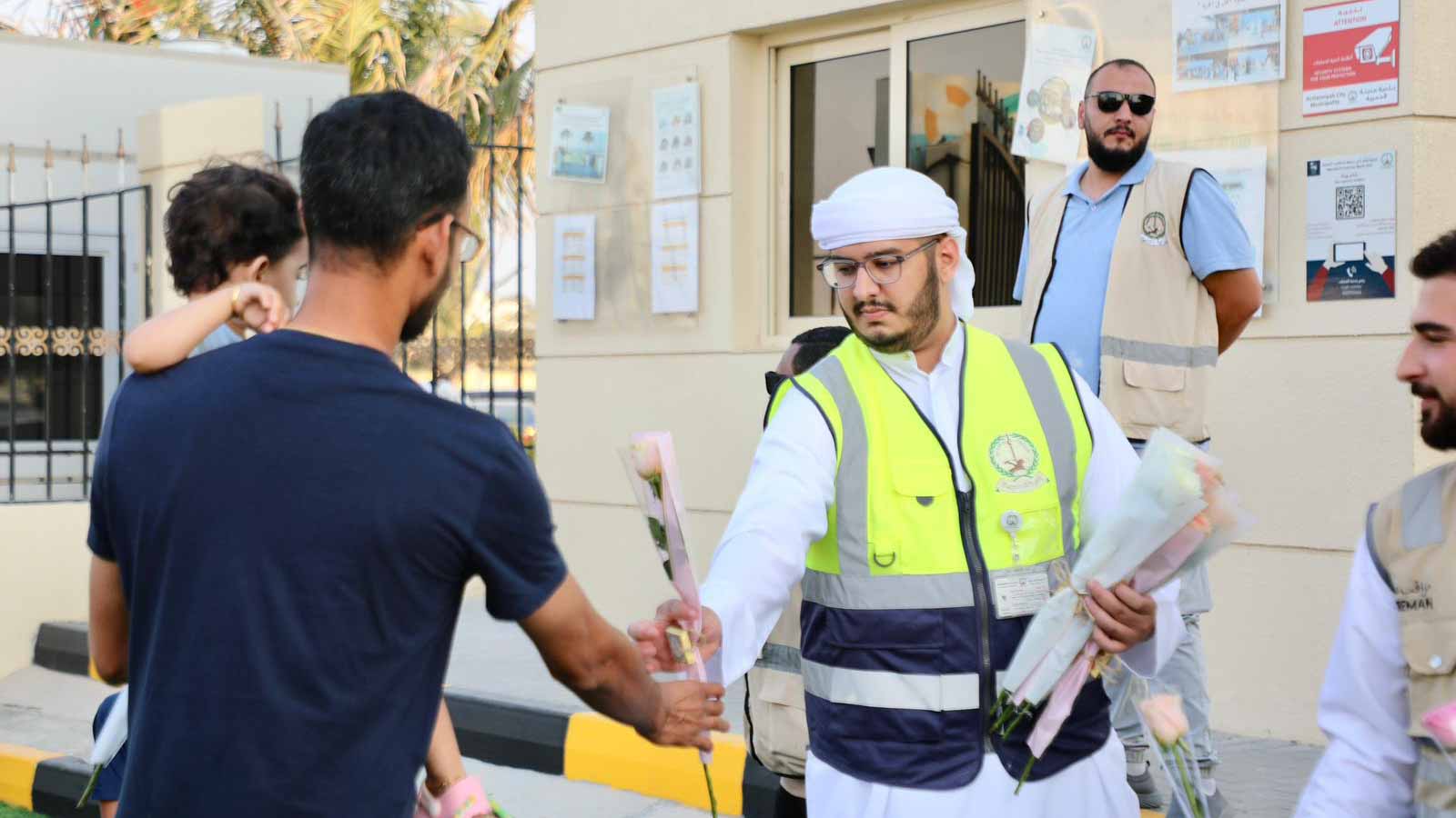 شاطئ الحمرية يستقبل زواره بالورود في عيد الأضحى وسط أجواء من الفرح 