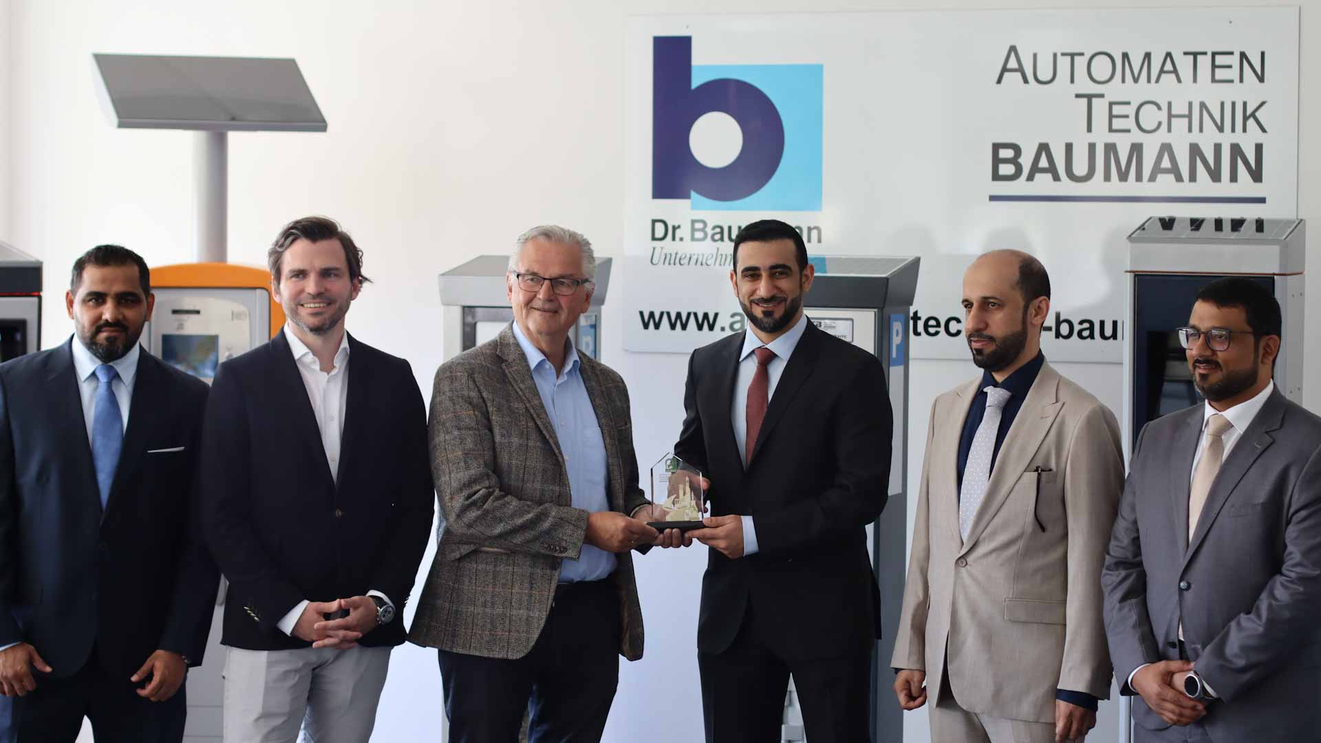 1بلدية الشارقة تطلع على حلول ذكية لتنظيم المواقف في ألمانيا 