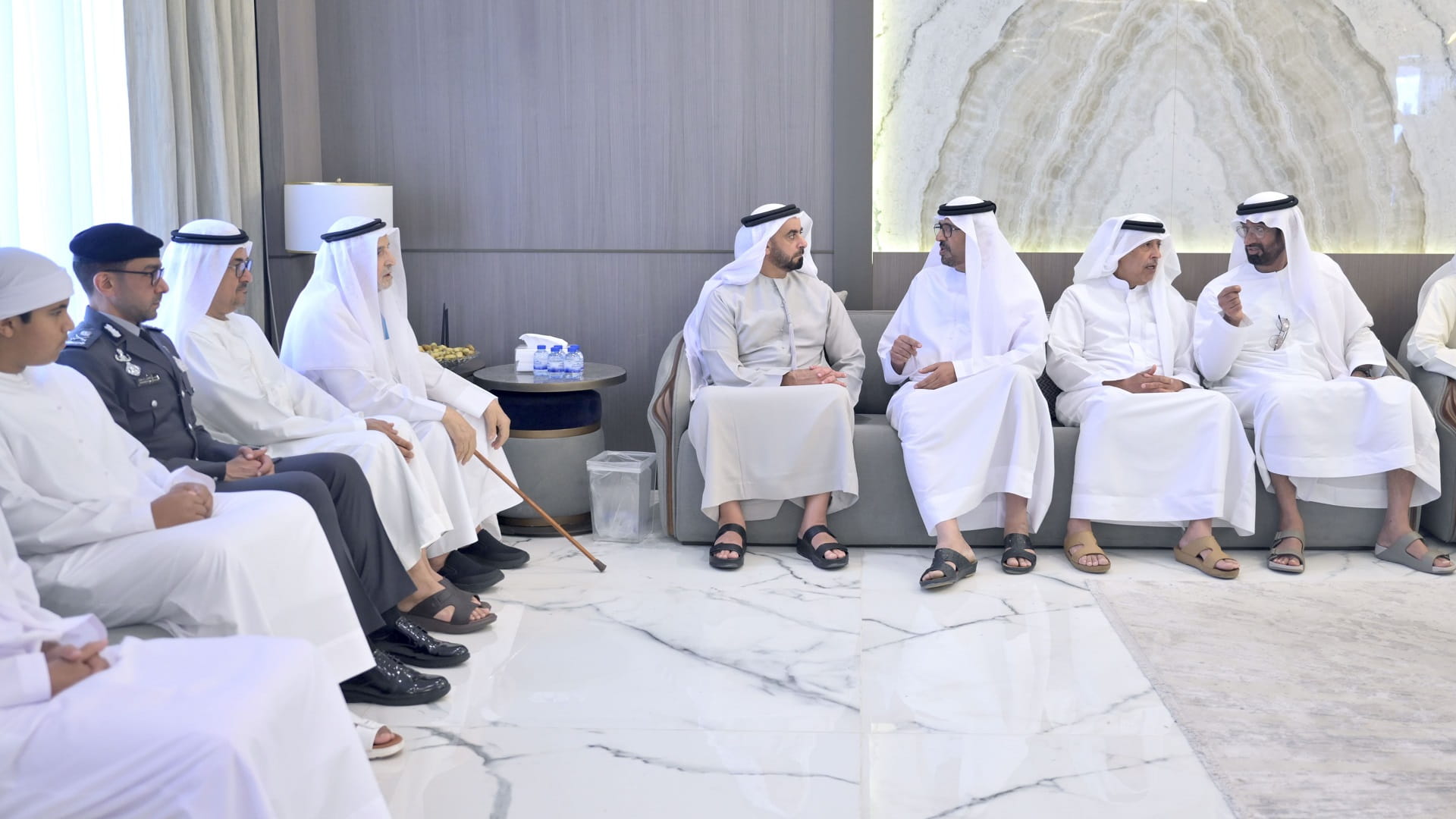 سيف بن زايد يقدم واجب العزاء في وفاة والدة راشد ثاني المطروشي 