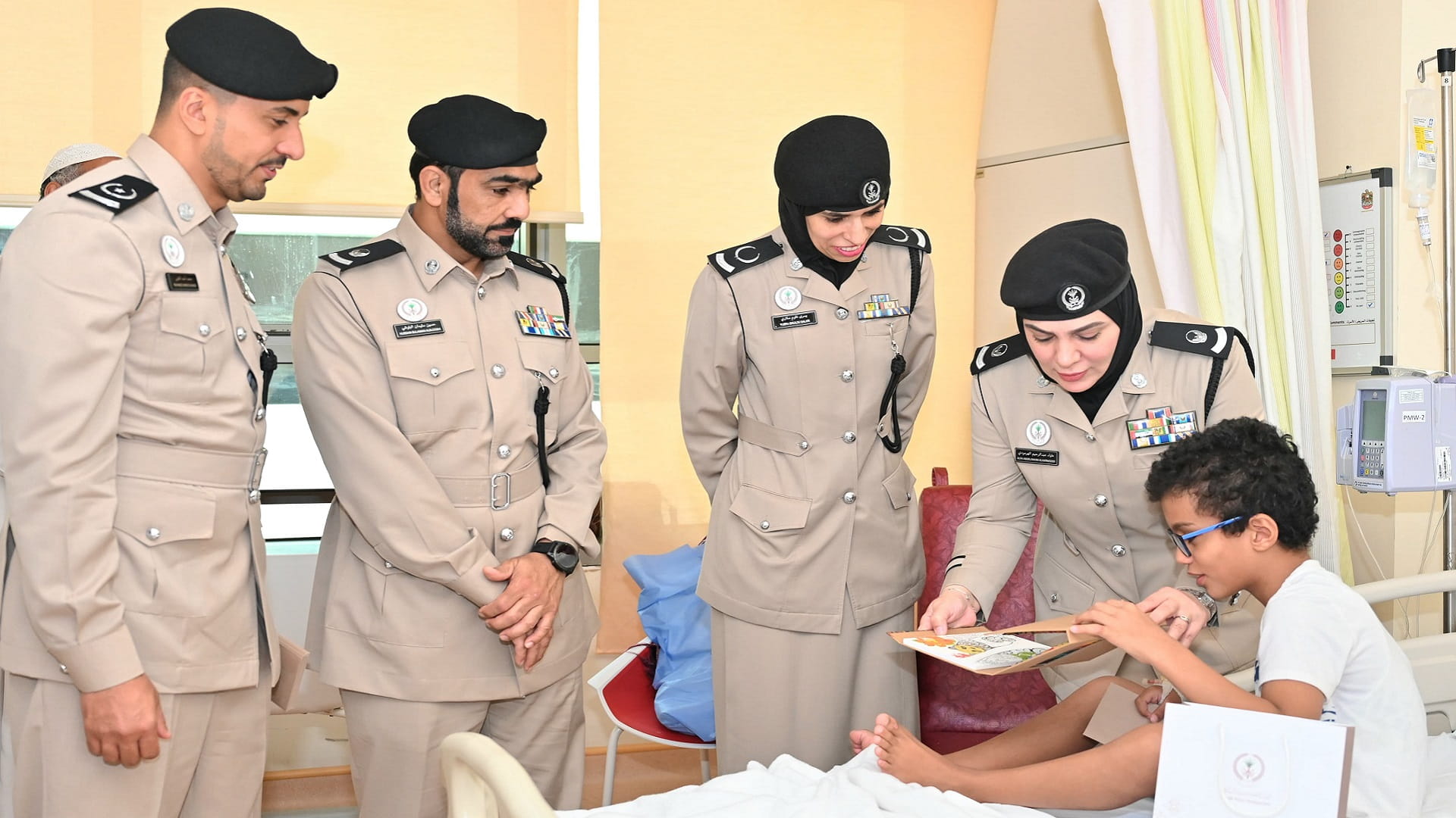 شرطة الشارقة تسعد الأطفال المرضى عبر مبادرة "لن ننساكم"  