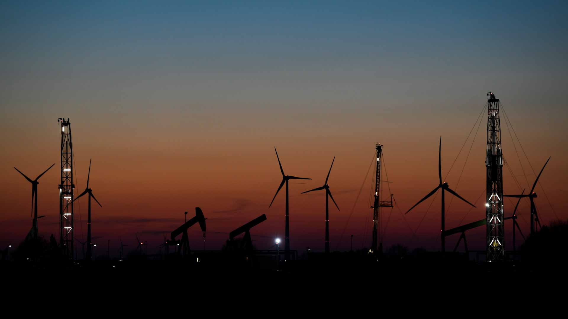 أسعار الذهب الأسود تتراجع بعد بيانات صينية ضعيفة 