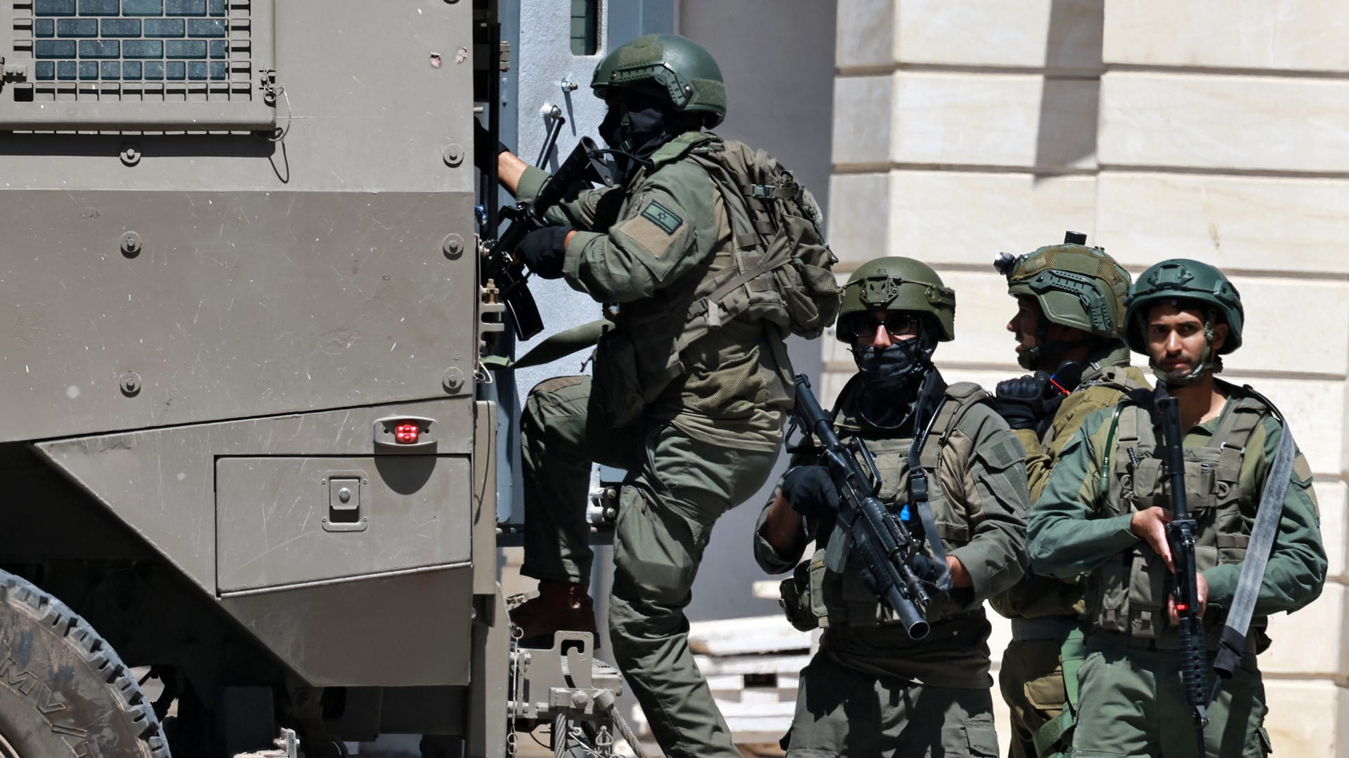   في الضفة الغربية.. الجيش الإسرائيلي يقتحم نابلس بـ 40 آلية عسكرية 