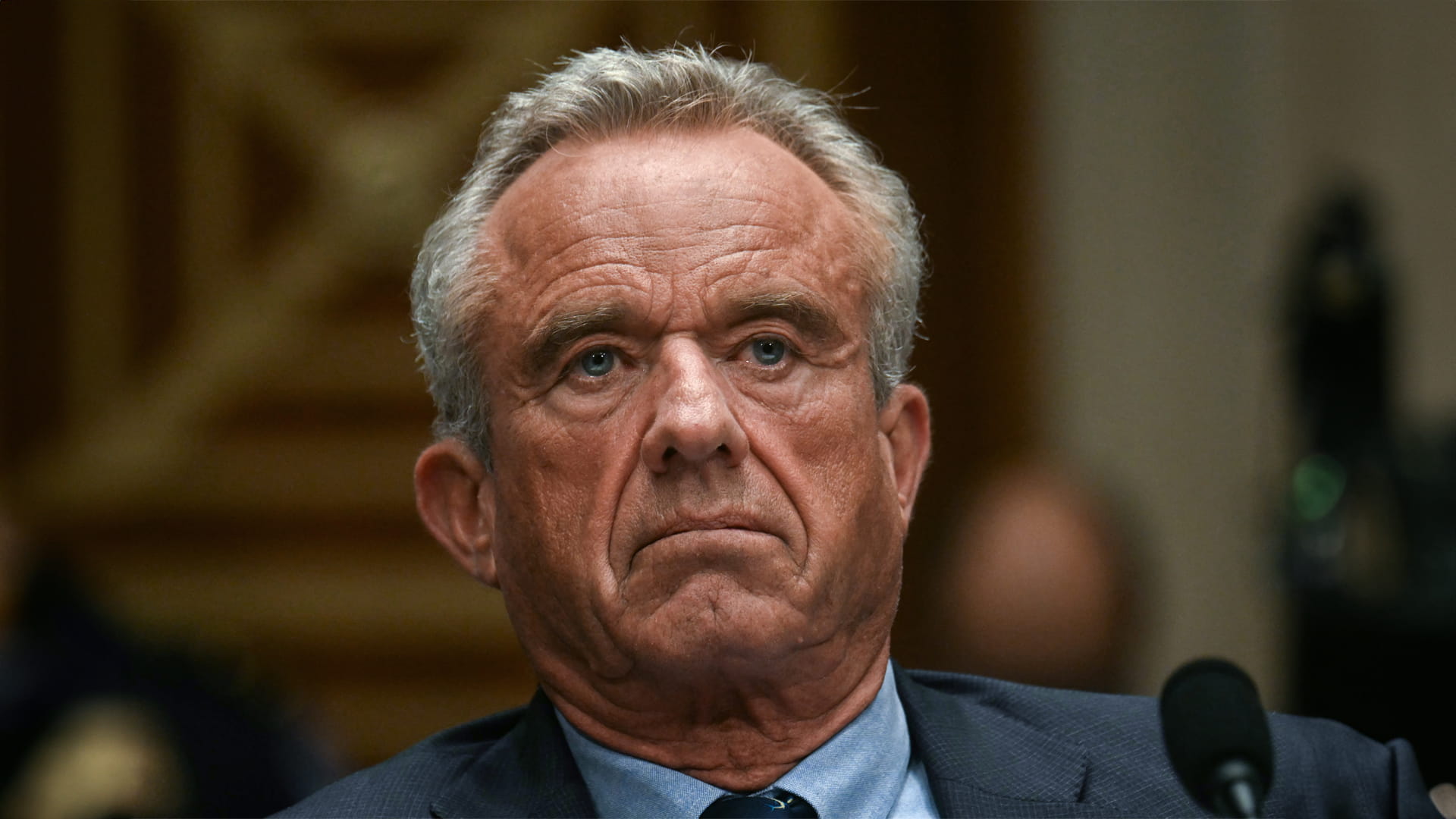 "بتضارب المصالح.. وزير الصحة الأميركي يقيل جميع أعضاء لجنة اللقاحات 