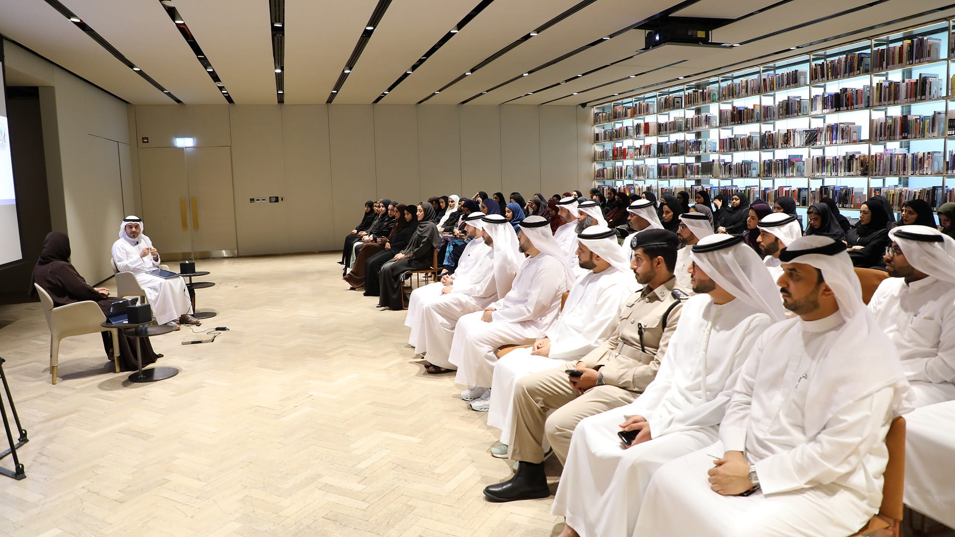 "موارد الشارقة" تعقد جلسة "استراتيجيات التفكير في إدارة المستقبل"