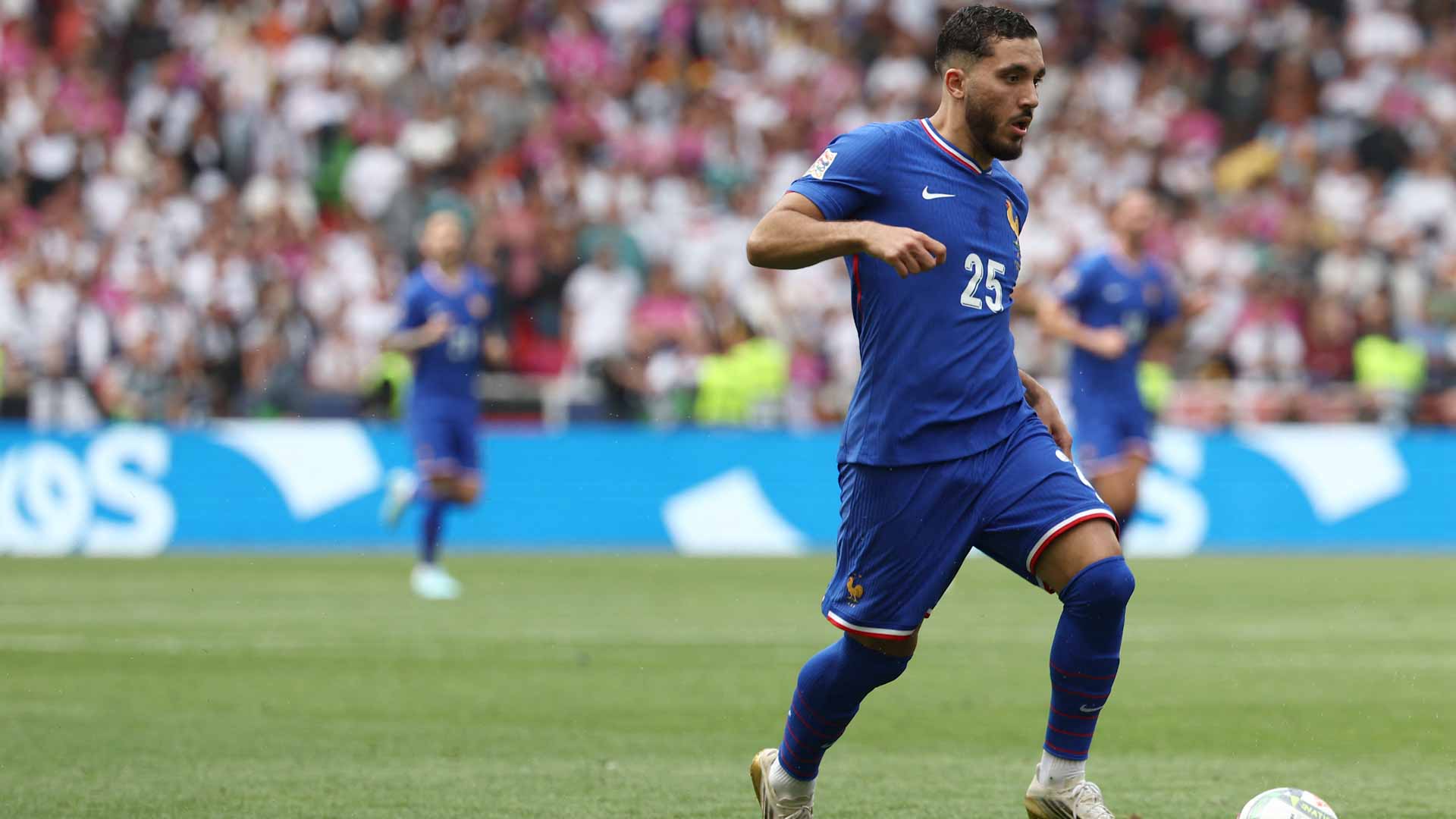 مانشستر سيتي الإنجليزي يتعاقد مع الفرنسي ريان شرقي 