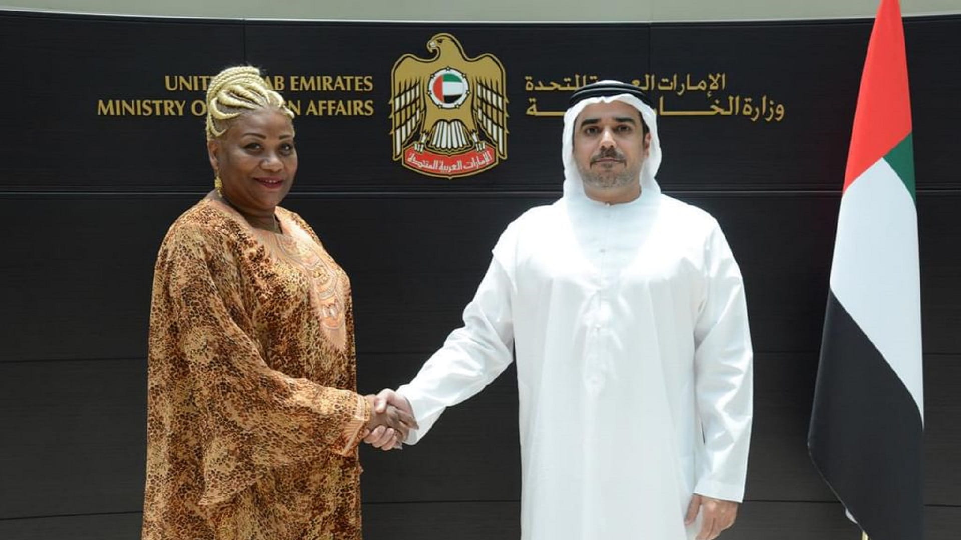 الخارجية تتسلم البراءة القنصلية من قنصل عام أنغولا في دبي 