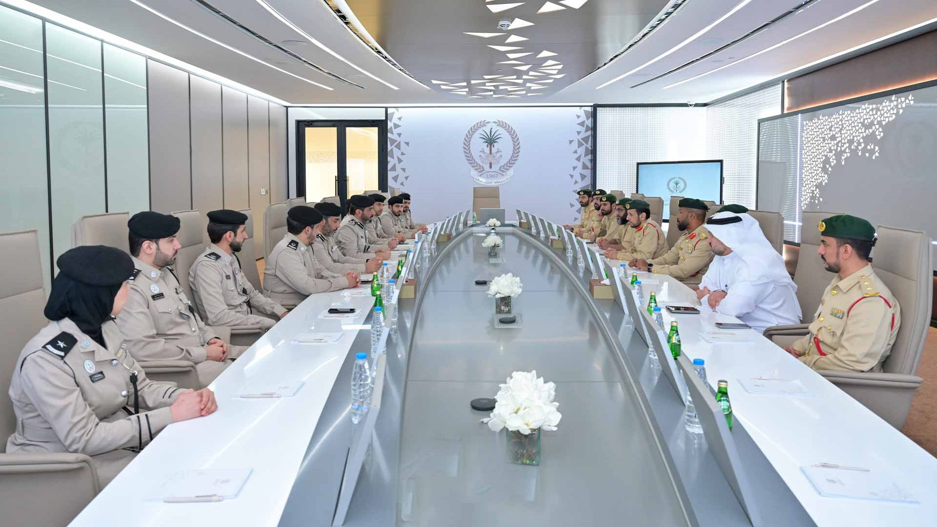 شرطة الشارقة تطلع نظيرتها في دبي على أفضل ممارساتها بمركز العمليات