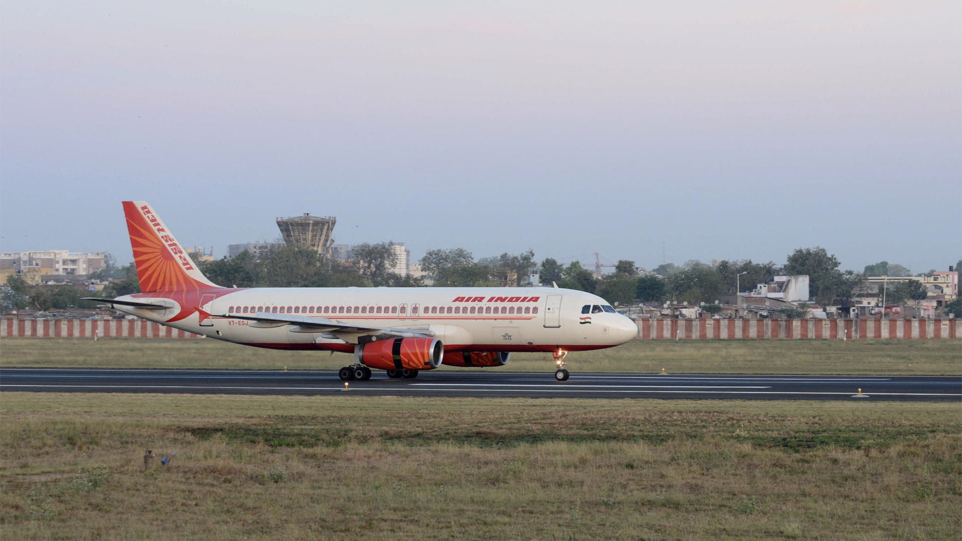 طائرة تابعة للخطوط الهندية تتحطم في مطار أحمد أباد عند إقلاعها 